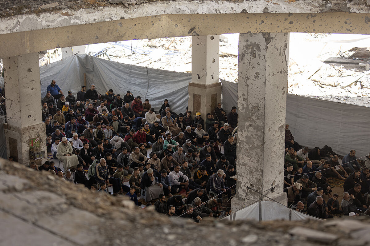 Enkaza dönen İmam Şafii Camii'nde cuma kıldılar! Gazze'de dikkat çeken namaz - 7. Resim