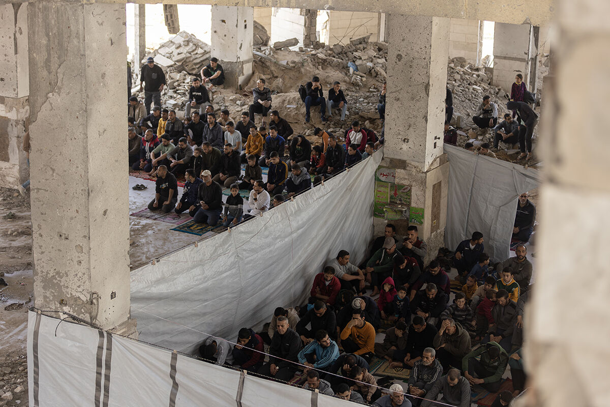 Enkaza dönen İmam Şafii Camii'nde cuma kıldılar! Gazze'de dikkat çeken namaz - 2. Resim