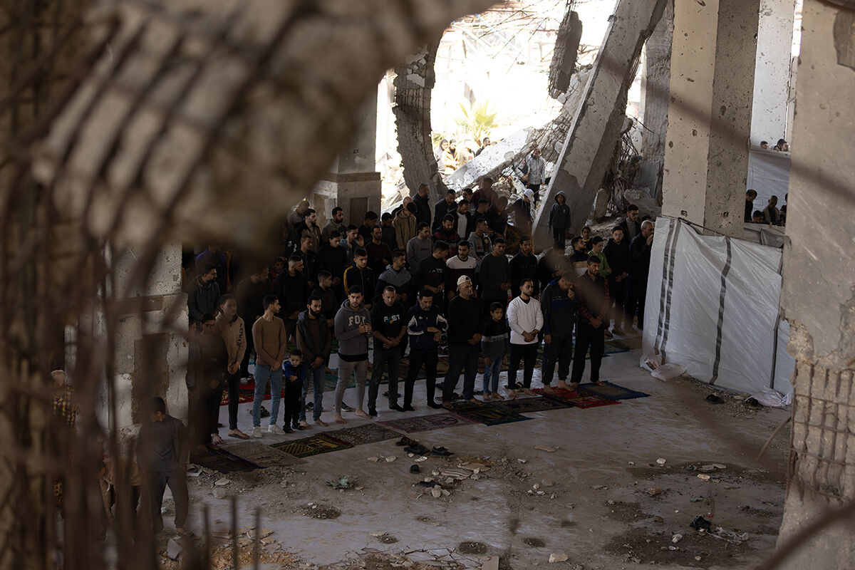 Enkaza dönen İmam Şafii Camii'nde cuma kıldılar! Gazze'de dikkat çeken namaz - 8. Resim