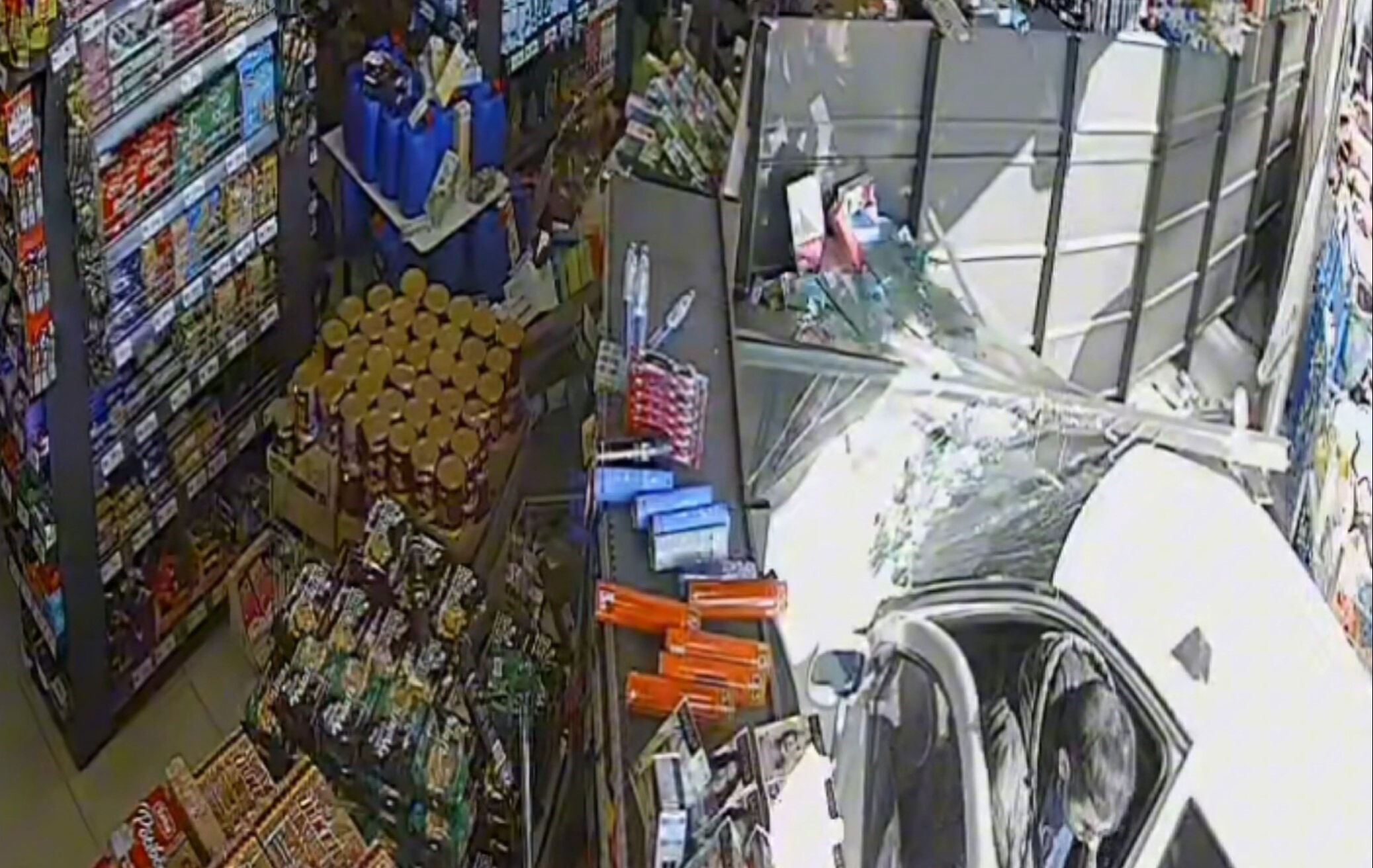 Fren yerine gaza bastı, faciayı yaşadı! Kadın sürücü markete girerek durabildi Fren yerine gaza bastı, faciayı yaşadı! Kadın sürücü markete girerek durabildi - 1. Resim