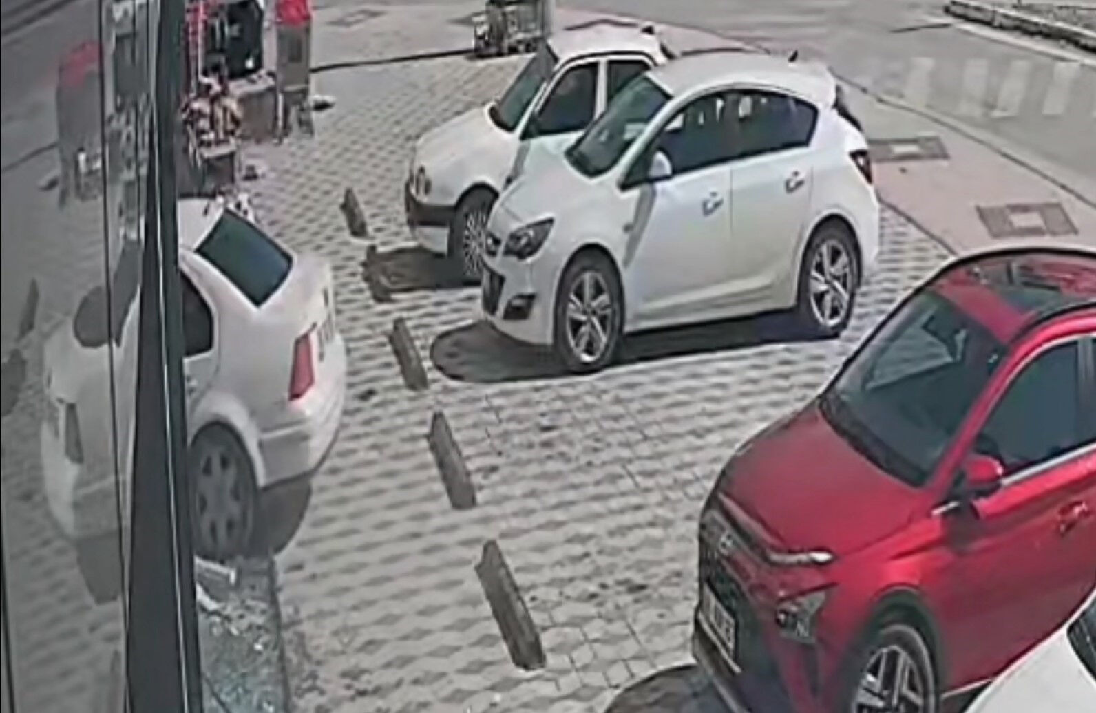 Fren yerine gaza bastı, faciayı yaşadı! Kadın sürücü markete girerek durabildi Fren yerine gaza bastı, faciayı yaşadı! Kadın sürücü markete girerek durabildi - 2. Resim