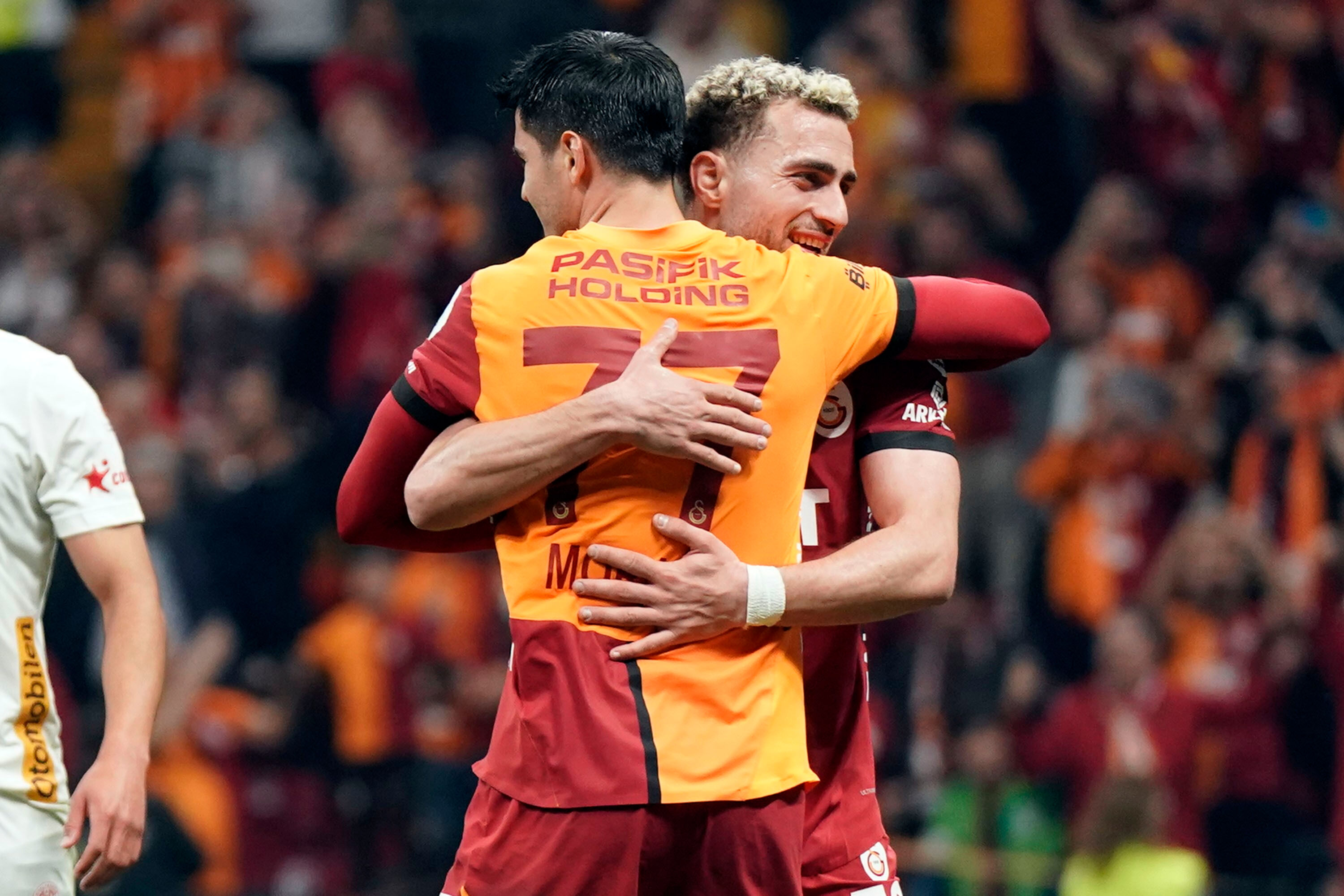 Galatasaray farkı açtı! Fenerbahçe ile puan farkı 10’a çıktı Galatasaray farkı açtı! Fenerbahçe ile puan farkı 10’a çıktı - 1. Resim