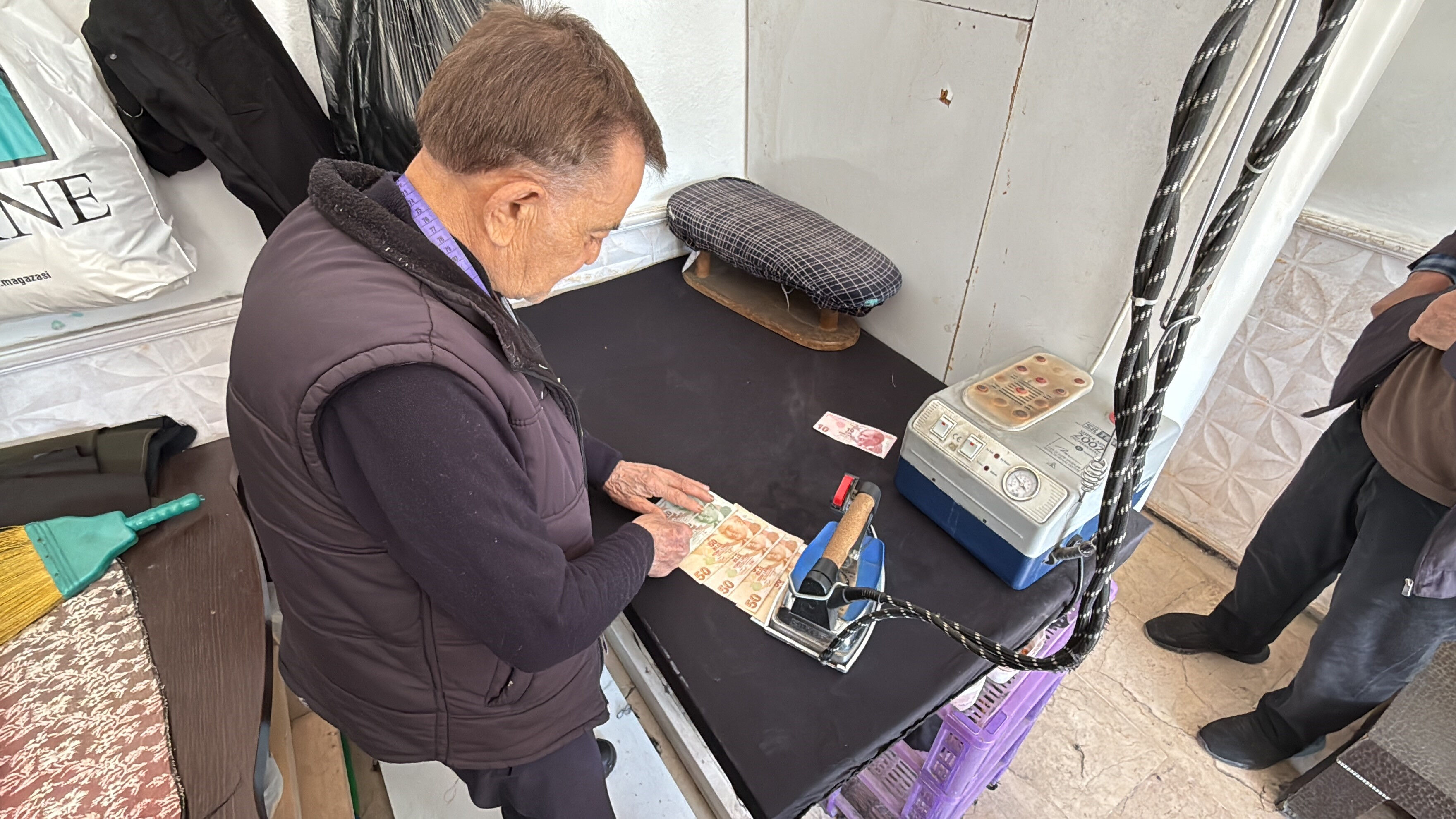 Görenleri hayrete düşürdü! 47 yıllık terzi aldığı ve verdiği paraları ütülüyor Görenleri hayrete düşürdü! 47 yıllık terziden ilginç uygulama - 2. Resim