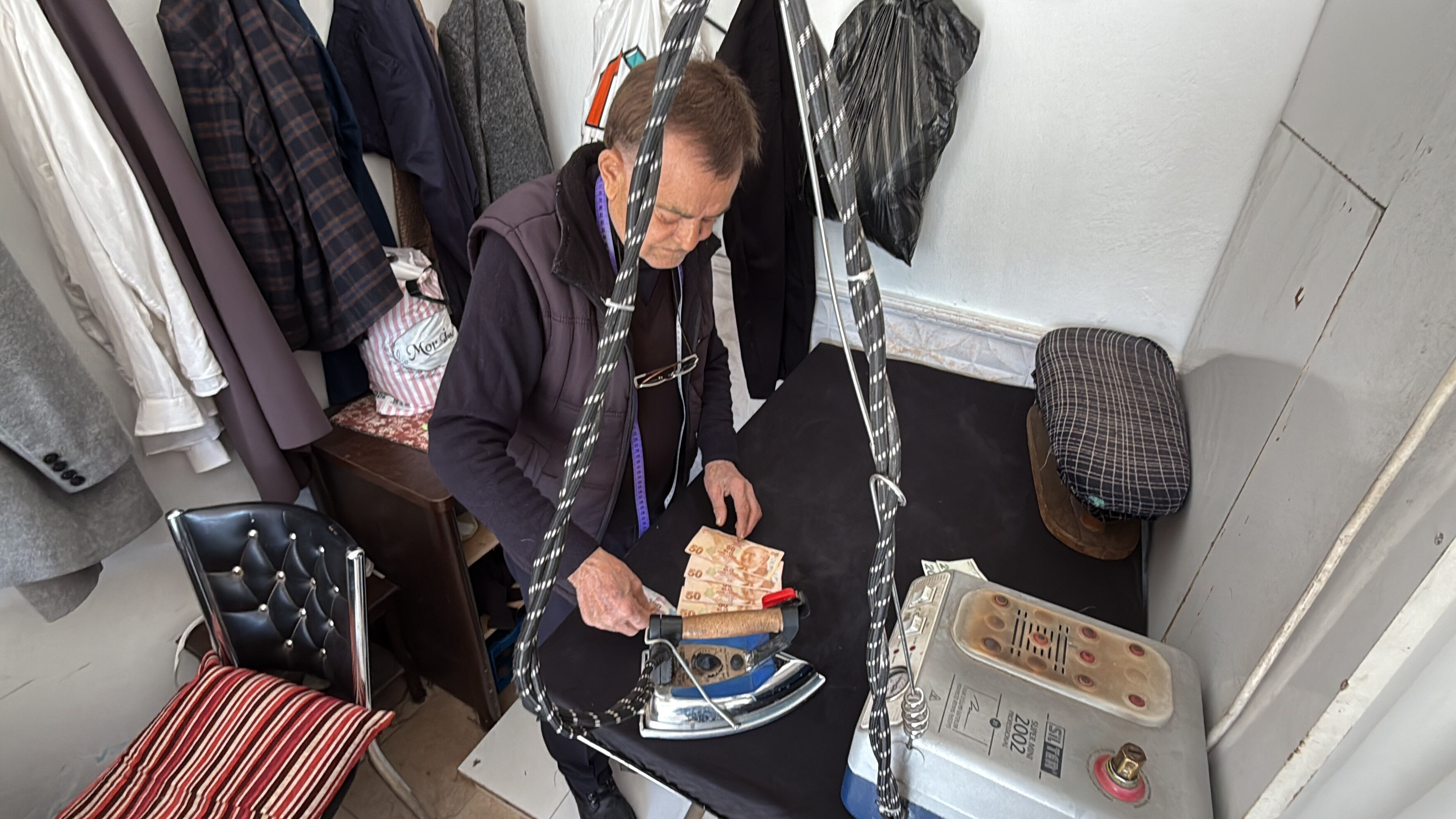 Görenleri hayrete düşürdü! 47 yıllık terzi aldığı ve verdiği paraları ütülüyor Görenleri hayrete düşürdü! 47 yıllık terziden ilginç uygulama - 1. Resim