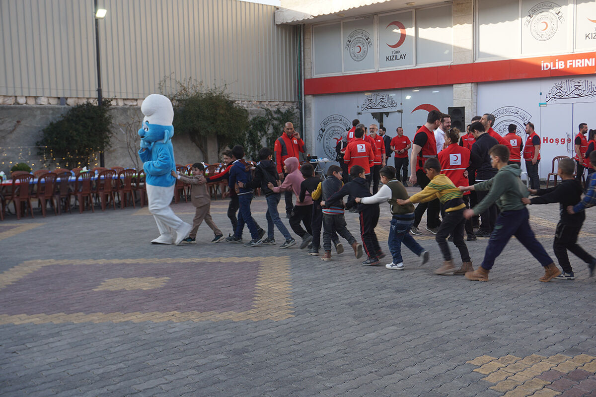 İdlib'te şölen havası! Kızılay engelli kampını ramazan sevincine boğdu İdlib'te şölen havası! Türk Kızılayı engelli kampını ramazan sevincine boğdu - 16. Resim
