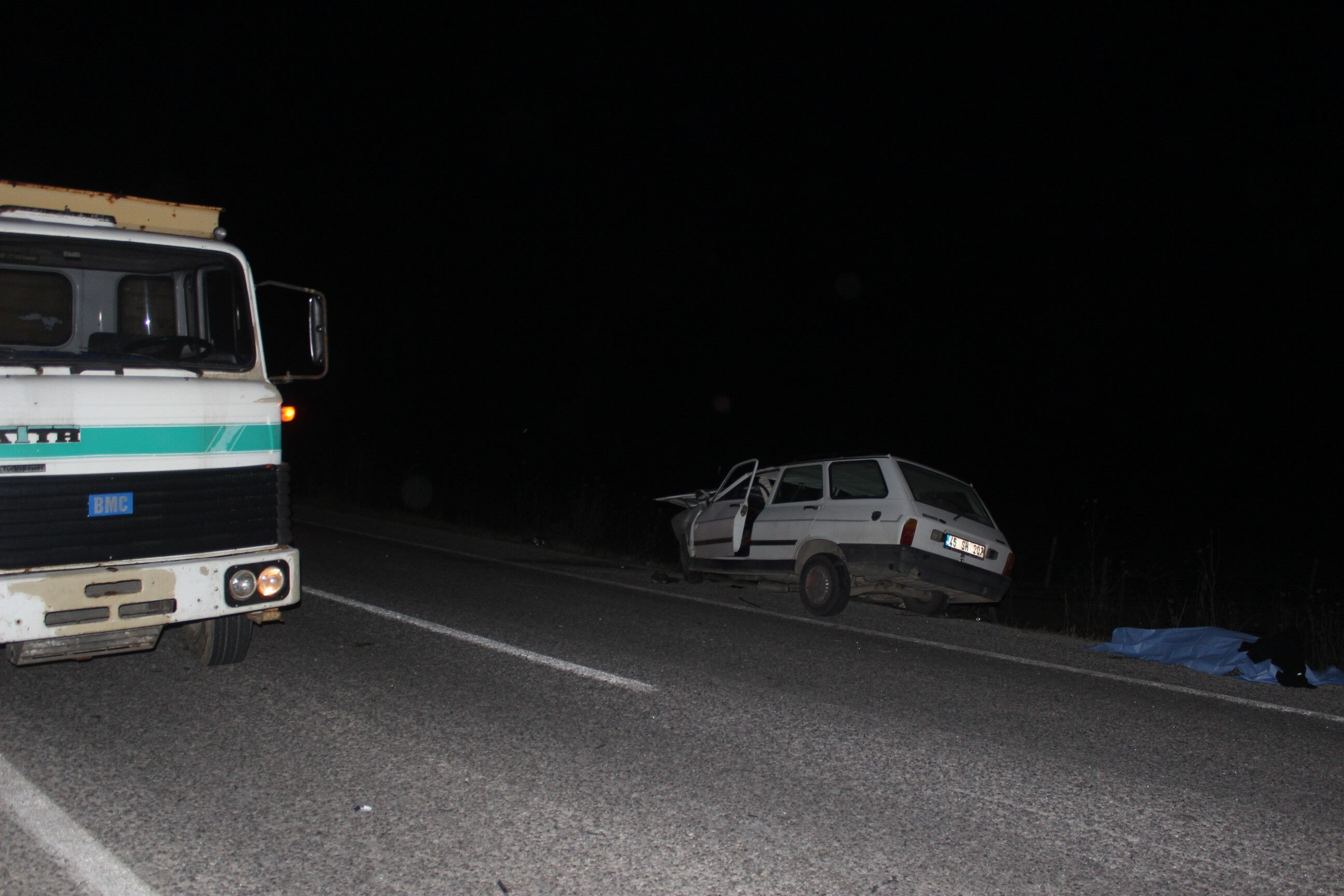 Manisa'da kabus gibi gece! Feci kazada ölü ve yaralılar var Manisa'da kabus gibi gece! Feci kazada ölü ve yaralılar var - 2. Resim