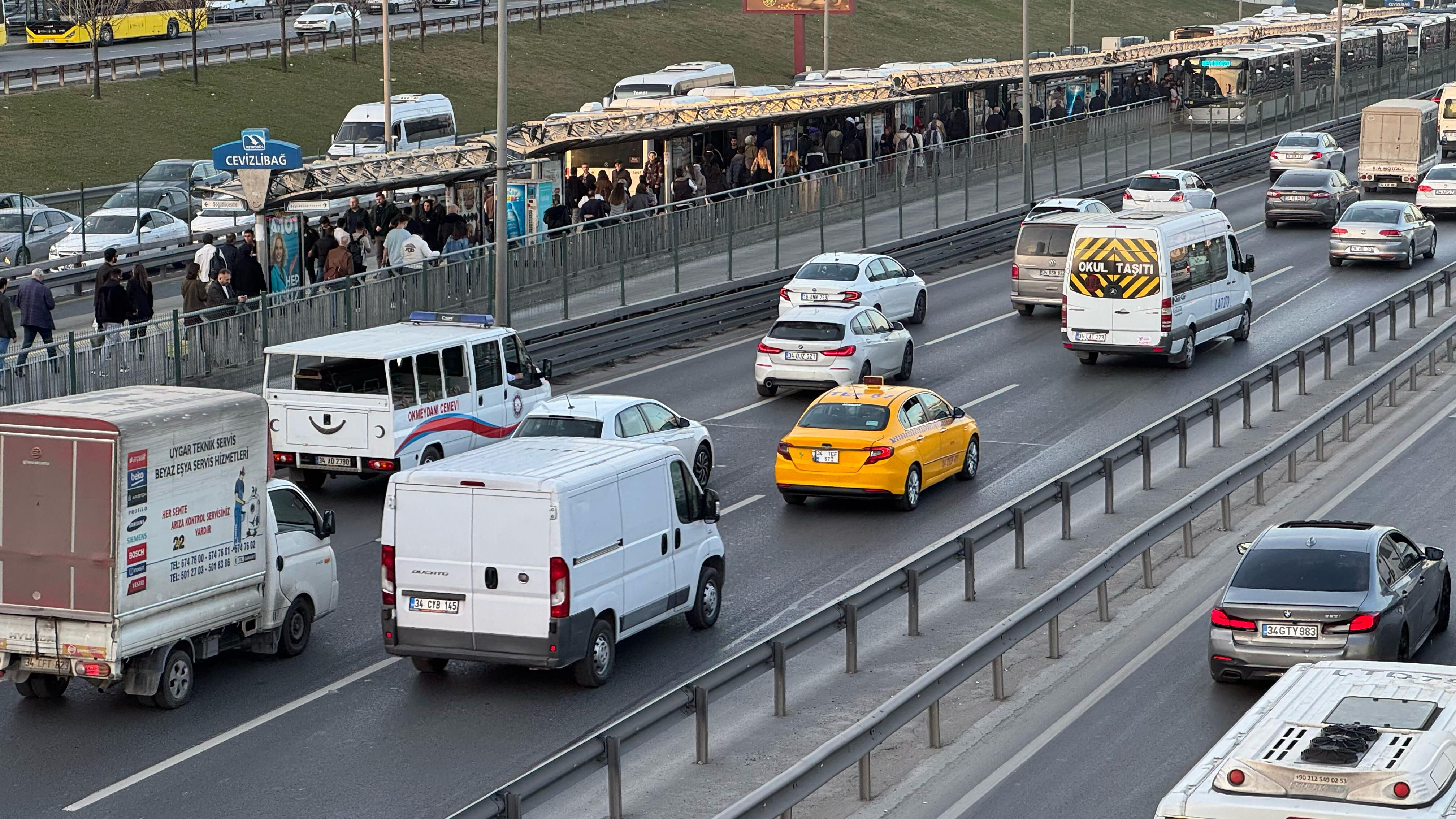 Mega kentte iftar trafiği... İstanbul'da trafik yoğunluğu yüzde 80'i aştı Mega kentte iftar trafiği... İstanbul'da trafik yoğunluğu yüzde 80'i aştı - 1. Resim