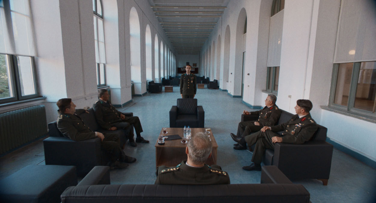 Sinemada bu hafta | Darbenin göbeğinde iki zıt kardeş! 15 Temmuz’a “uzaktan” bakan bir gerilim: “Gecenin Kıyısı” Sinemada bu hafta | Darbenin göbeğinde iki zıt kardeş! 15 Temmuz’a “uzaktan” bakan bir gerilim: “Gecenin Kıyısı” - 1. Resim