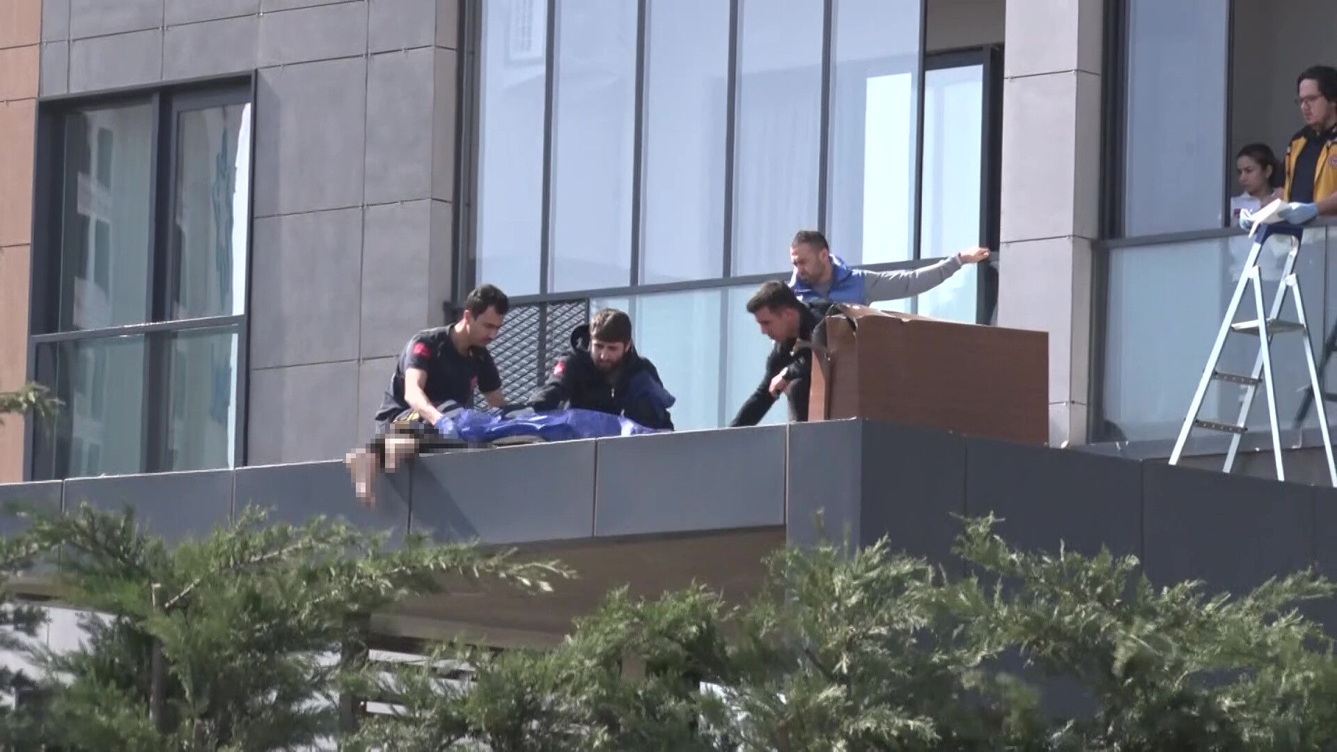 Ümraniye'de feci ölüm! 28. kattan düşen genç hayatını kaybetti - 2. Resim