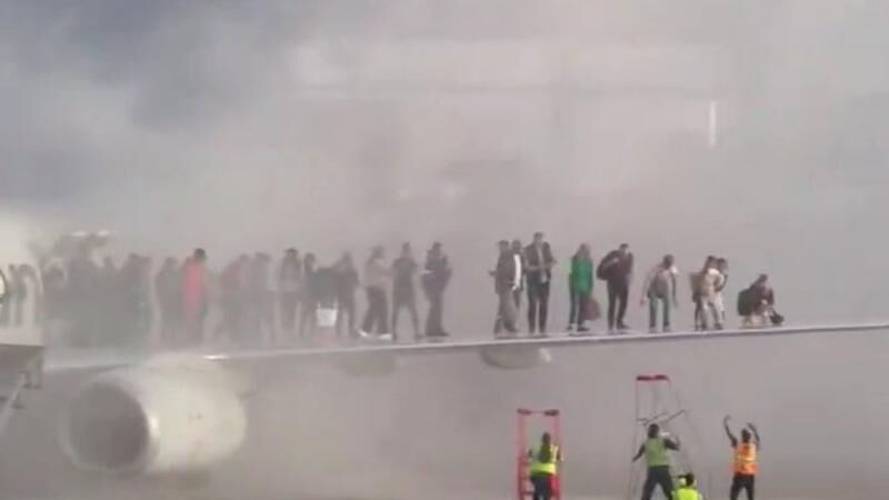 Yolcu uçağında yangın çıktı! İnsanlar kanatların üstünden tahliye edildi, yaralılar var - 1. Resim