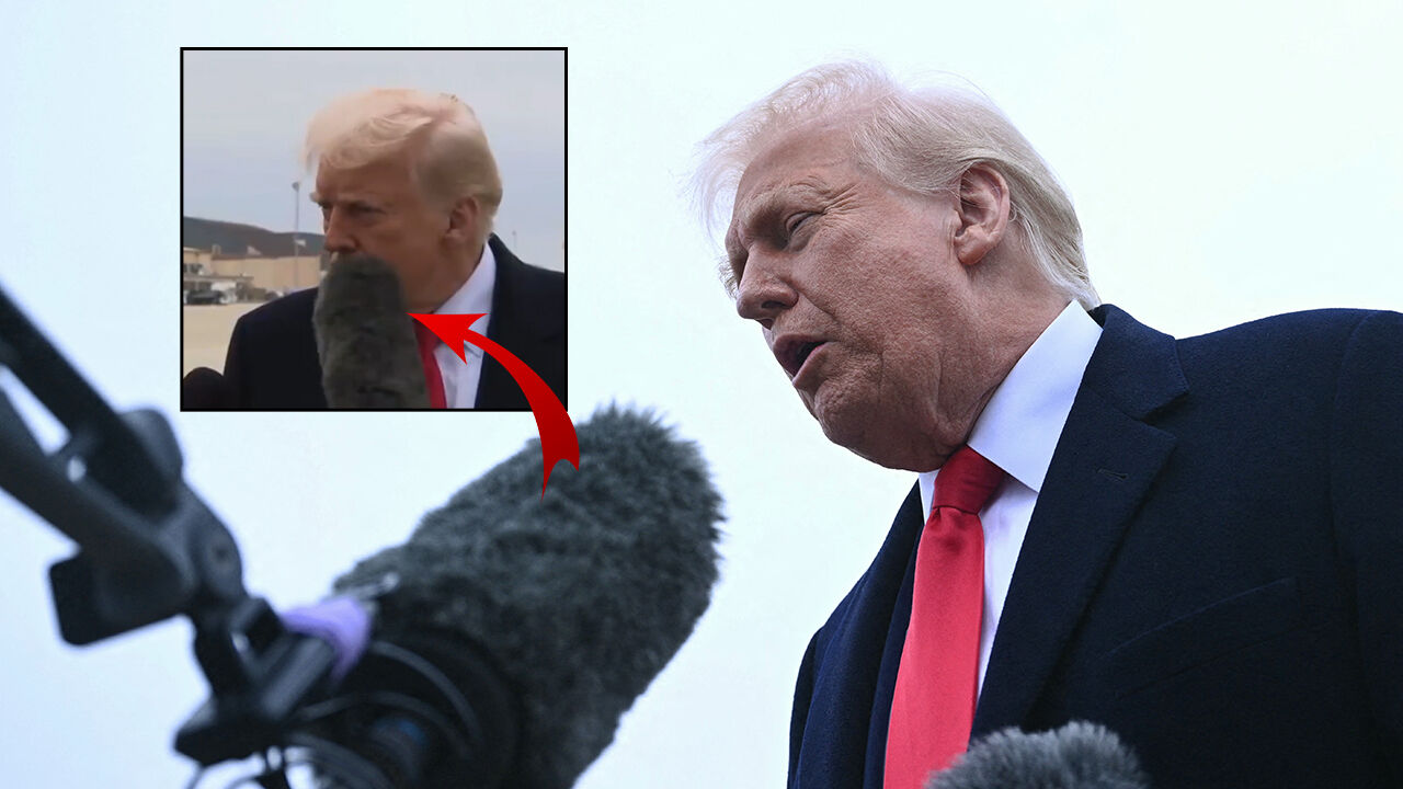 ABD Başkanı Trump'ın yüzüne mikrofon çarptı! Bakışları gündem oldu ABD Başkanı Trump'ın yüzüne mikrofon çarptı! Bakışları gündem oldu - 1. Resim