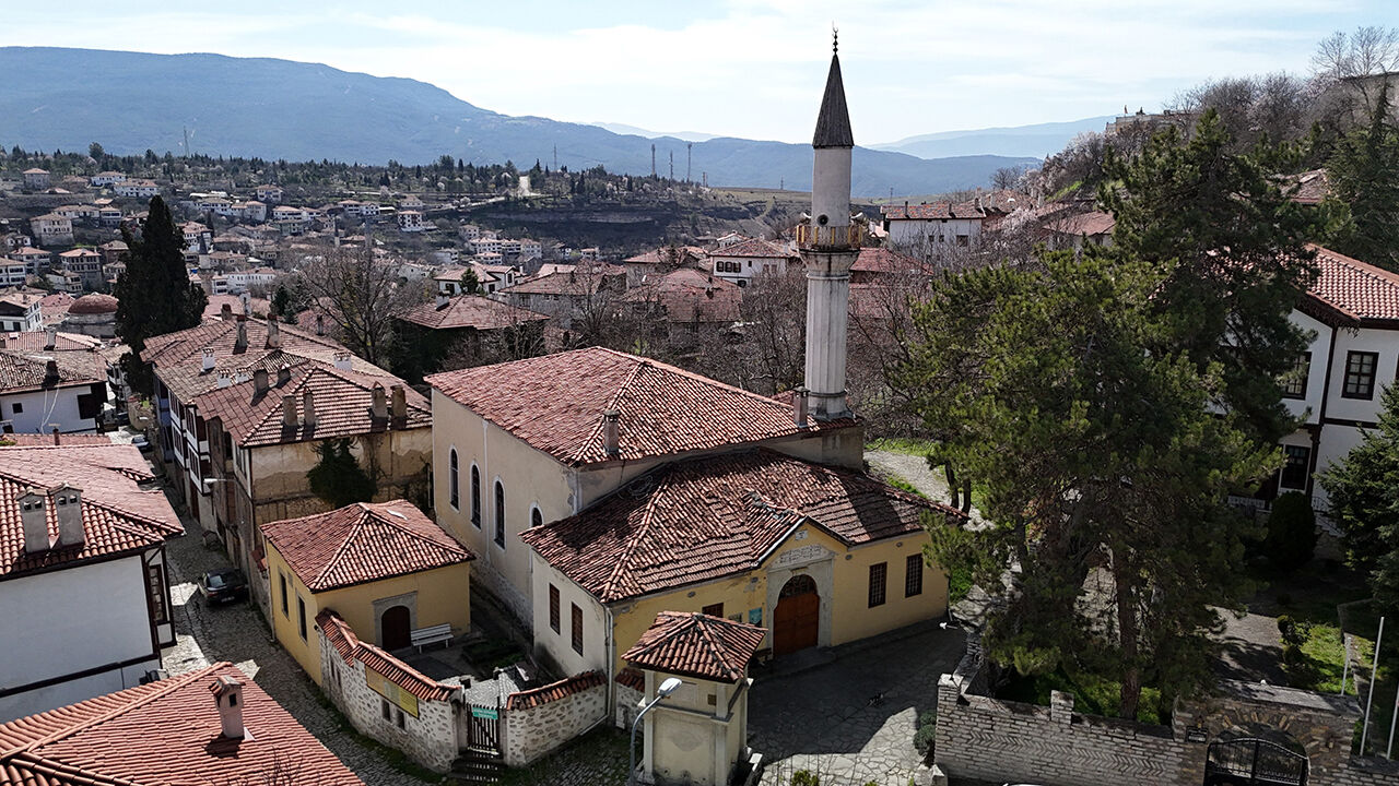Bulgaristan'dan bu kabinlerde kalmak için geliyorlardı! 195 yıllık tarihi Hamidiye Camii'nde halvet odaları - 1. Resim