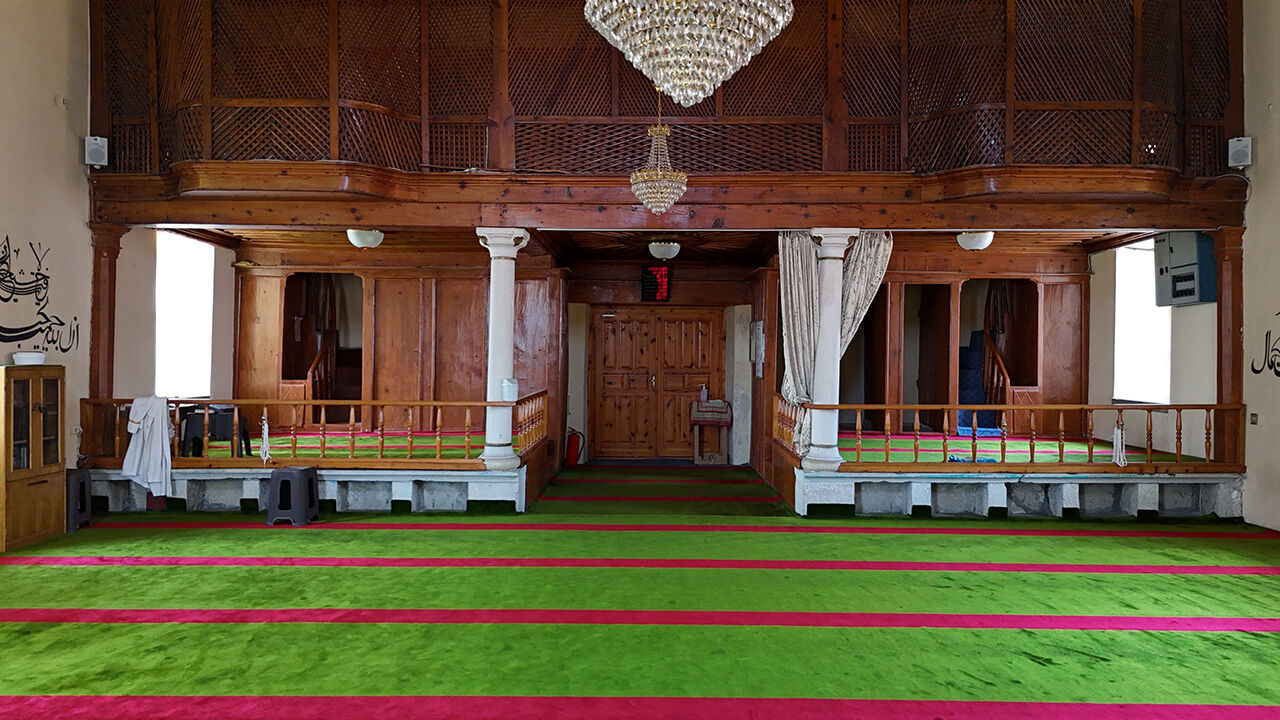 Bulgaristan'dan bu kabinlerde kalmak için geliyorlardı! 195 yıllık tarihi Hamidiye Camii'nde halvet odaları - 4. Resim