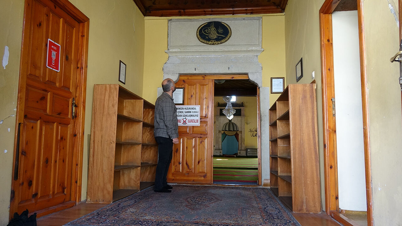 Bulgaristan'dan bu kabinlerde kalmak için geliyorlardı! 195 yıllık tarihi Hamidiye Camii'nde halvet odaları - 3. Resim