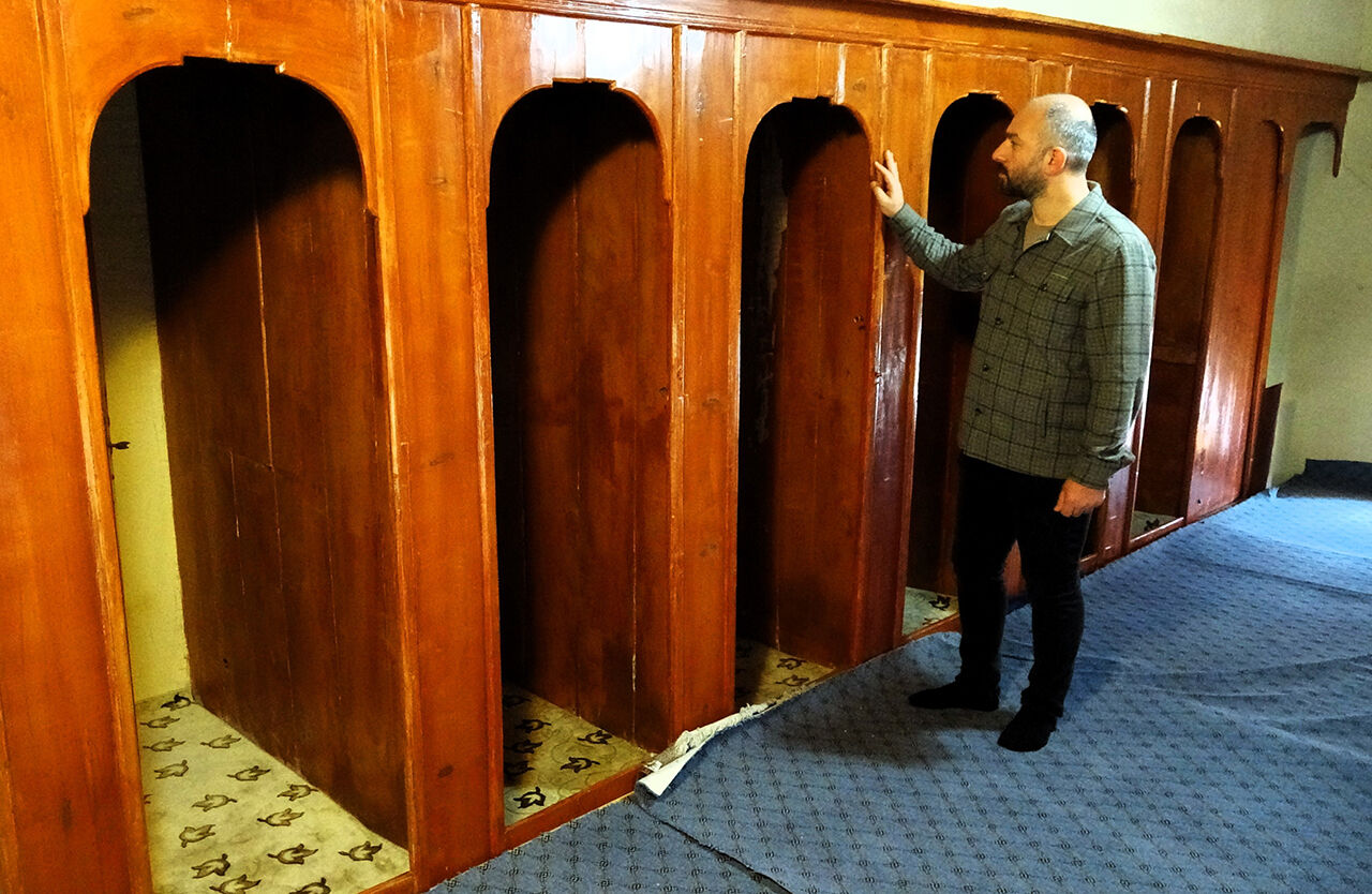 Bulgaristan'dan bu kabinlerde kalmak için geliyorlardı! 195 yıllık tarihi Hamidiye Camii'nde halvet odaları - 2. Resim
