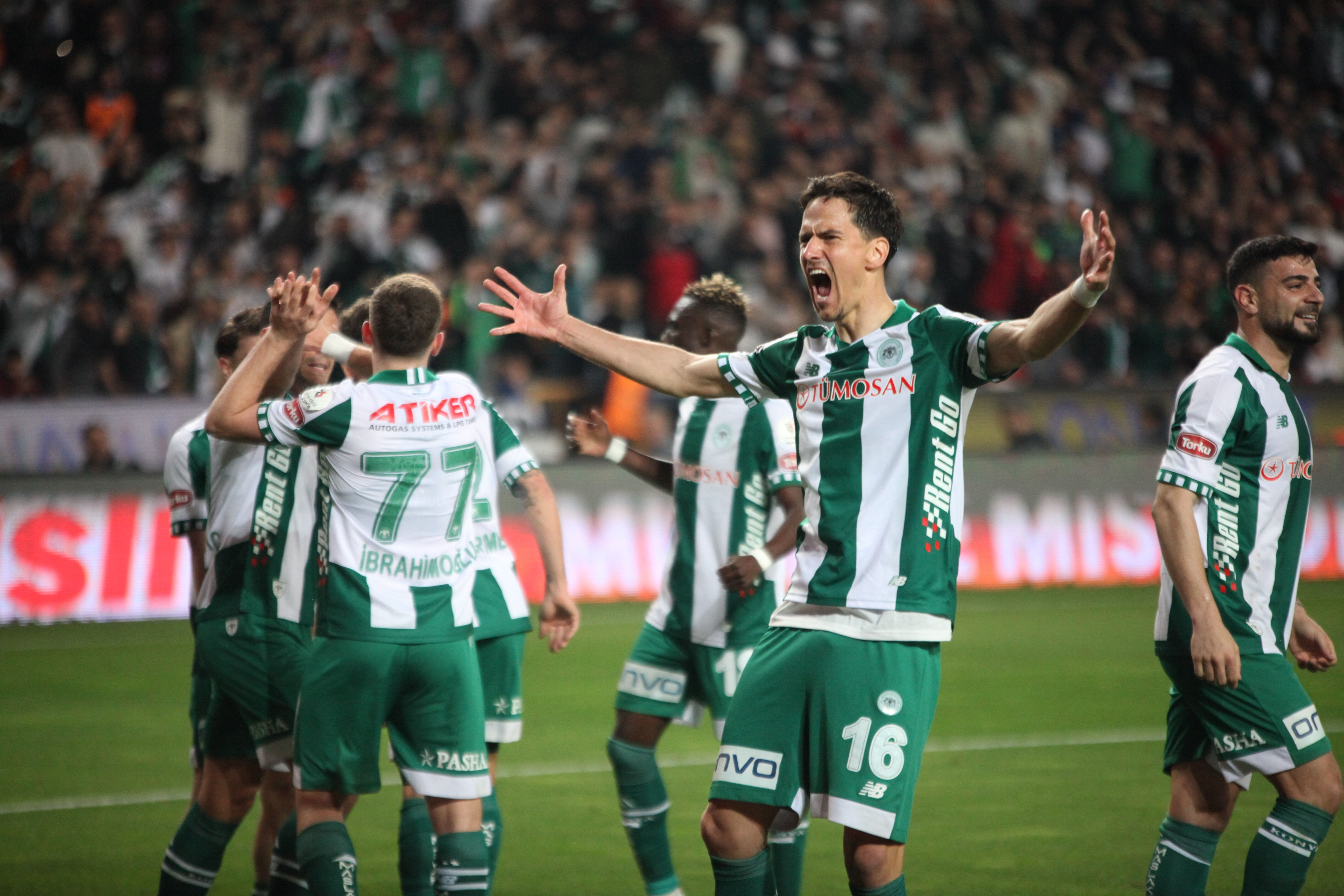 Kartal derbi öncesi nakavt oldu! 9 kişi Konyaspor Beşiktaş'ı 1-0 mağlup etti CANLI | Beşiktaş derbi öncesi Konya'da 3 puan peşinde! Konyaspor-Beşiktaş canlı anlatım - 1. Resim