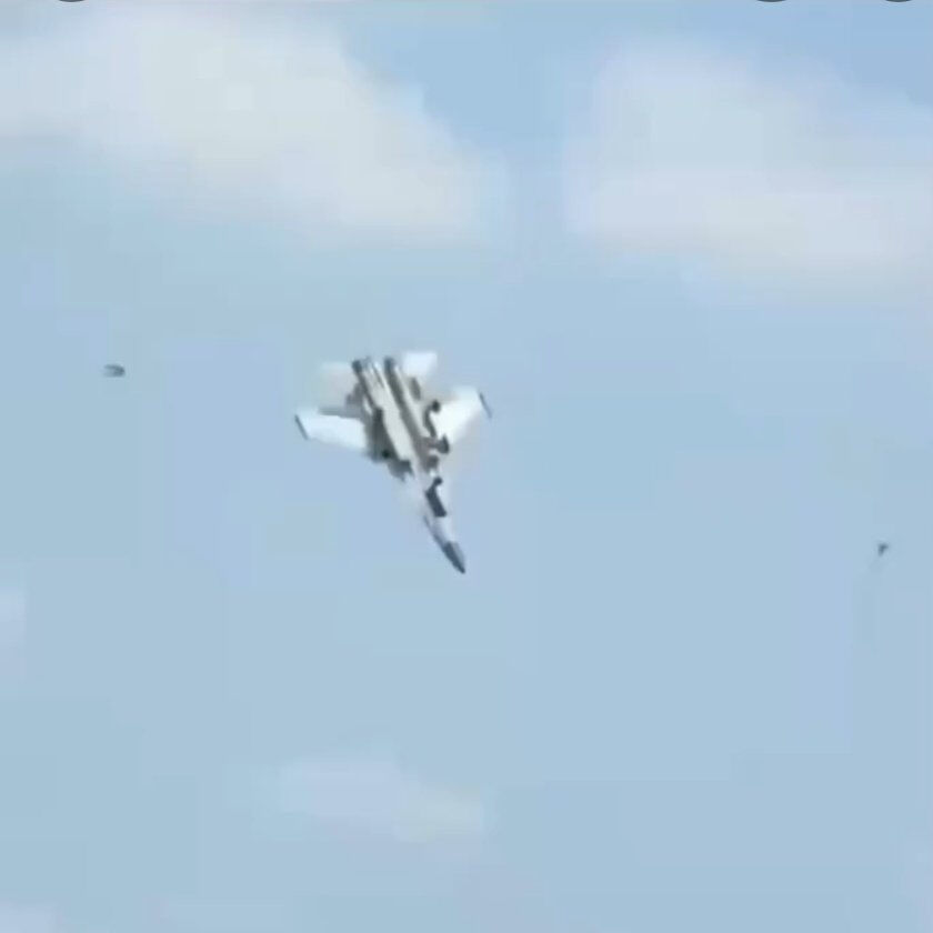 Çin’de savaş uçağı düştü! Pilot son anda kurtuldu - 1. Resim