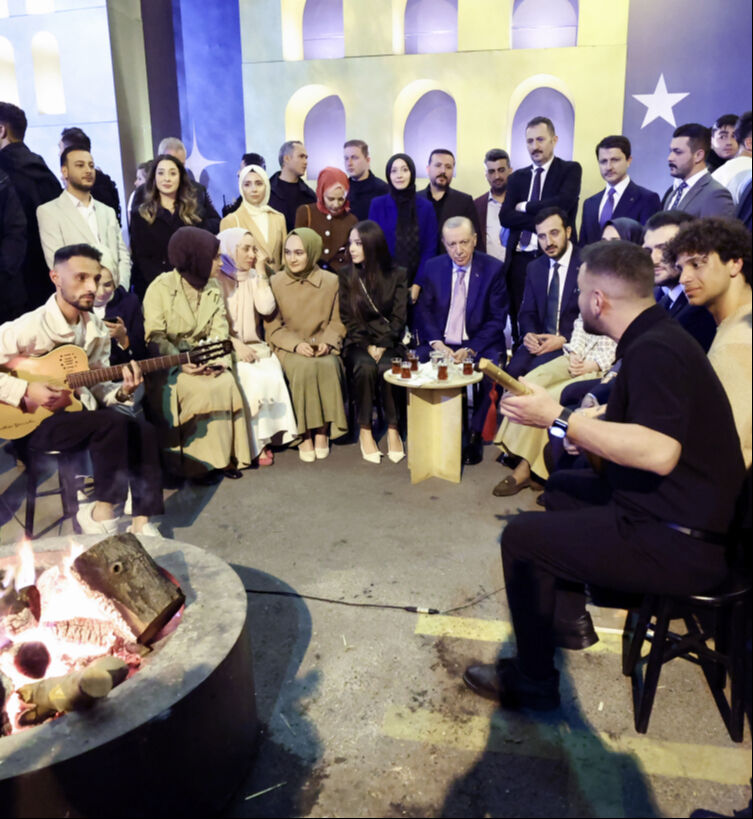 Cumhurbaşkanı Erdoğan gençlerle bir araya geldi - 1. Resim