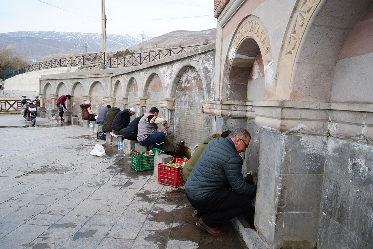 Erzincanlılar 'ekşisu' ile iftar ediyor: Ne kadar yersen ye, bu su sayesinde hiçbir şey yememiş gibi oluyorsun Erzincanlılar 'ekşisu' ile iftar ediyor: Ne kadar yersen ye, bu su sayesinde hiçbir şey yememiş gibi oluyorsun - 1. Resim