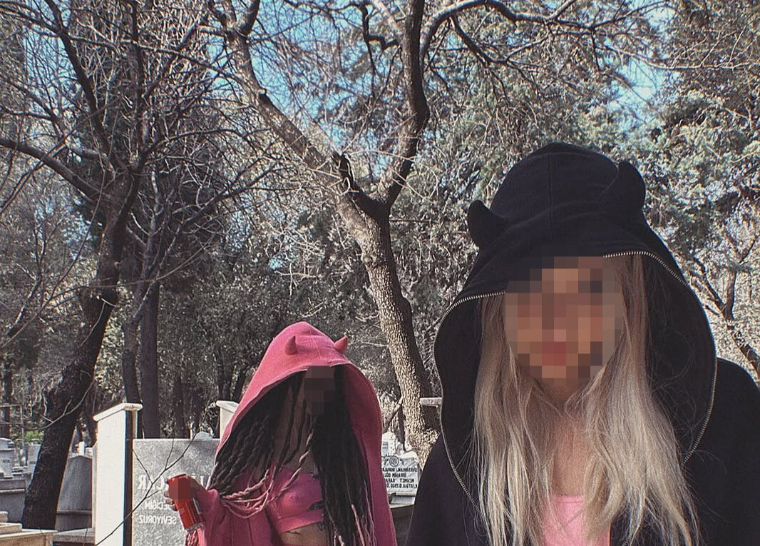 Mezarlıkta çektikleri videoya tepki yağdı! Yurt dışına kaçmışlar Mezarlıkta çektikleri videoya tepki yağdı! Yurt dışına kaçmışlar - 2. Resim