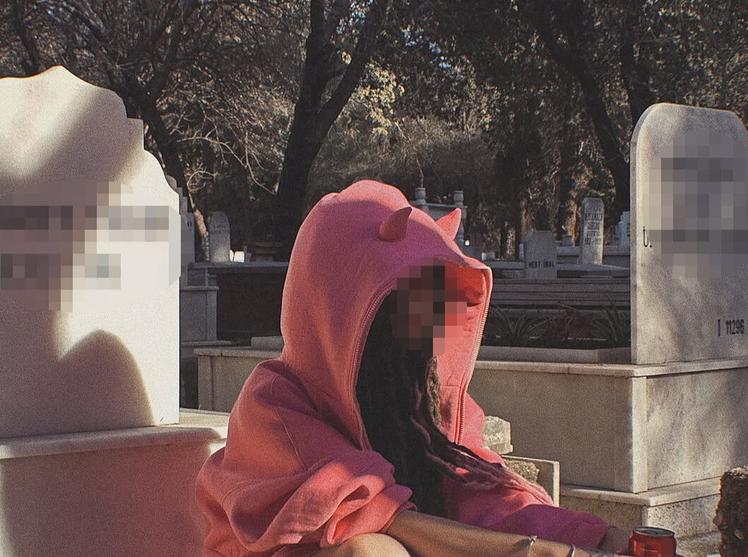 Mezarlıkta çektikleri videoya tepki yağdı! Yurt dışına kaçmışlar Mezarlıkta çektikleri videoya tepki yağdı! Yurt dışına kaçmışlar - 1. Resim