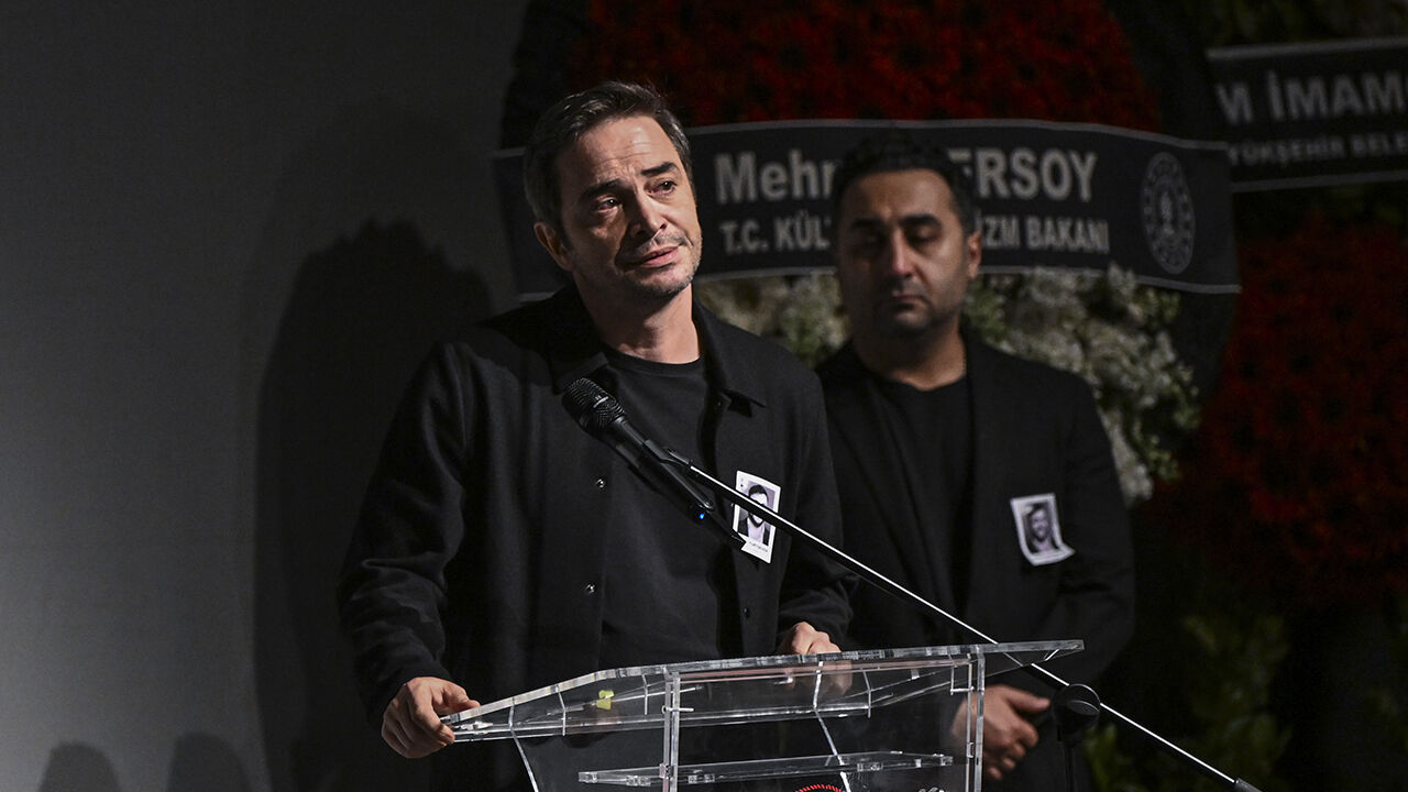 Oyuncu Şinasi Yurtsever son yolculuğuna uğurlandı Oyuncu Şinasi Yurtsever son yolculuğuna uğurlandı - 2. Resim