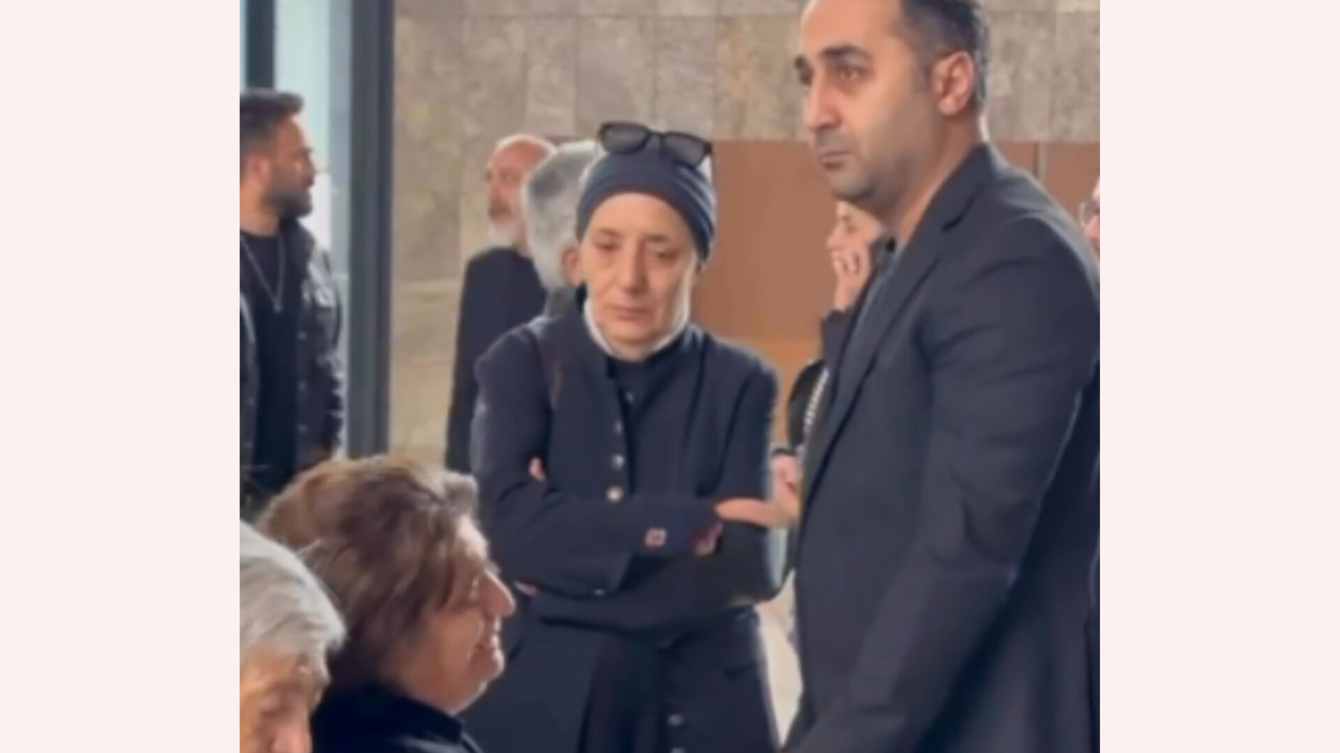 Oyuncu Şinasi Yurtsever son yolculuğuna uğurlandı Oyuncu Şinasi Yurtsever son yolculuğuna uğurlanıyor - 2. Resim