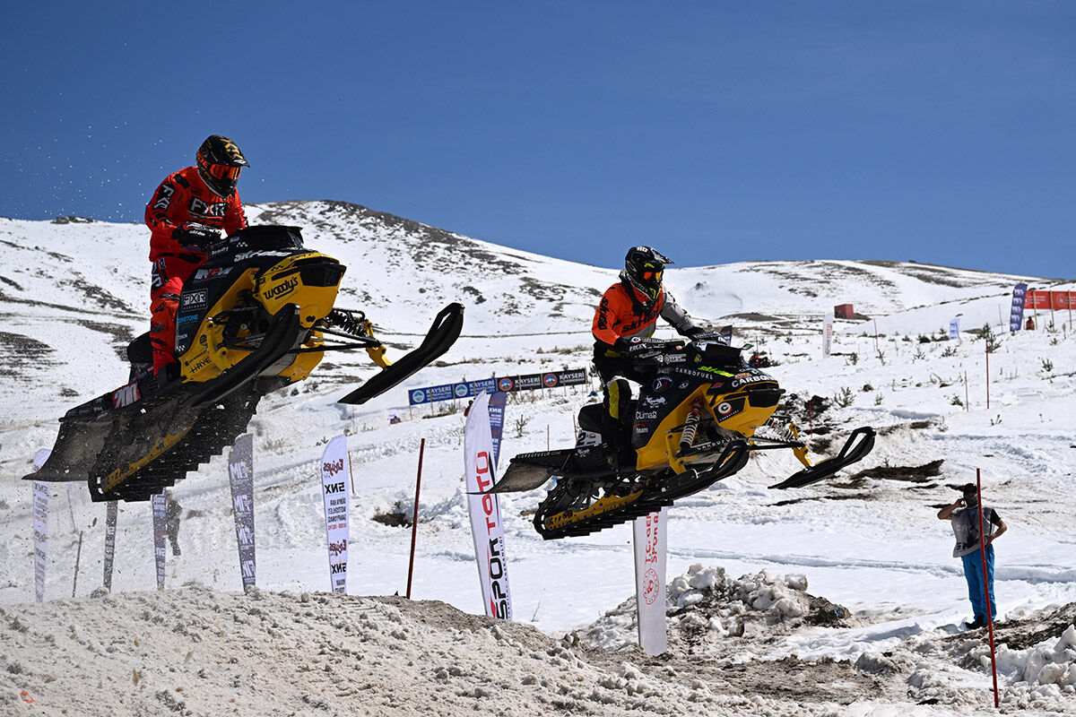 Uçarak yarıştılar! Dünya Kar Motosikleti Şampiyonası sıralama yarışları yapıldı. - 1. Resim