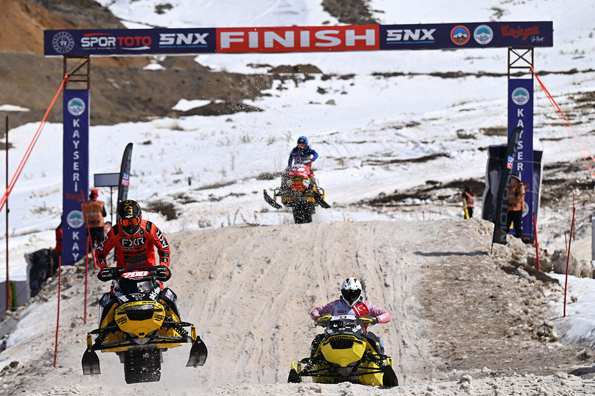 Uçarak yarıştılar! Dünya Kar Motosikleti Şampiyonası sıralama yarışları yapıldı. - 7. Resim
