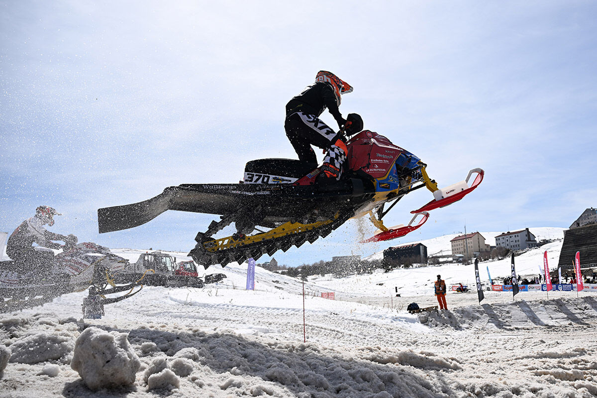 Uçarak yarıştılar! Dünya Kar Motosikleti Şampiyonası sıralama yarışları yapıldı. - 5. Resim