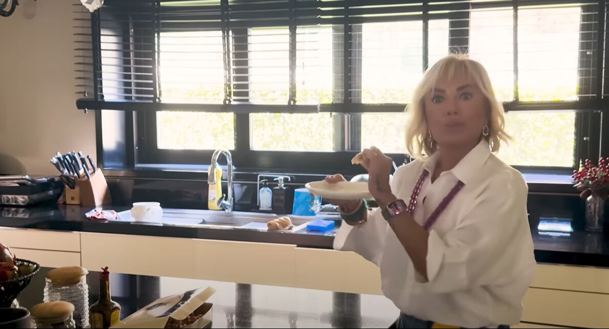 Ajda Pekkan lüks villasının kapılarını açtı! Görenlerin ağzı açık kaldı: İçinde yok yok... - 4. Resim