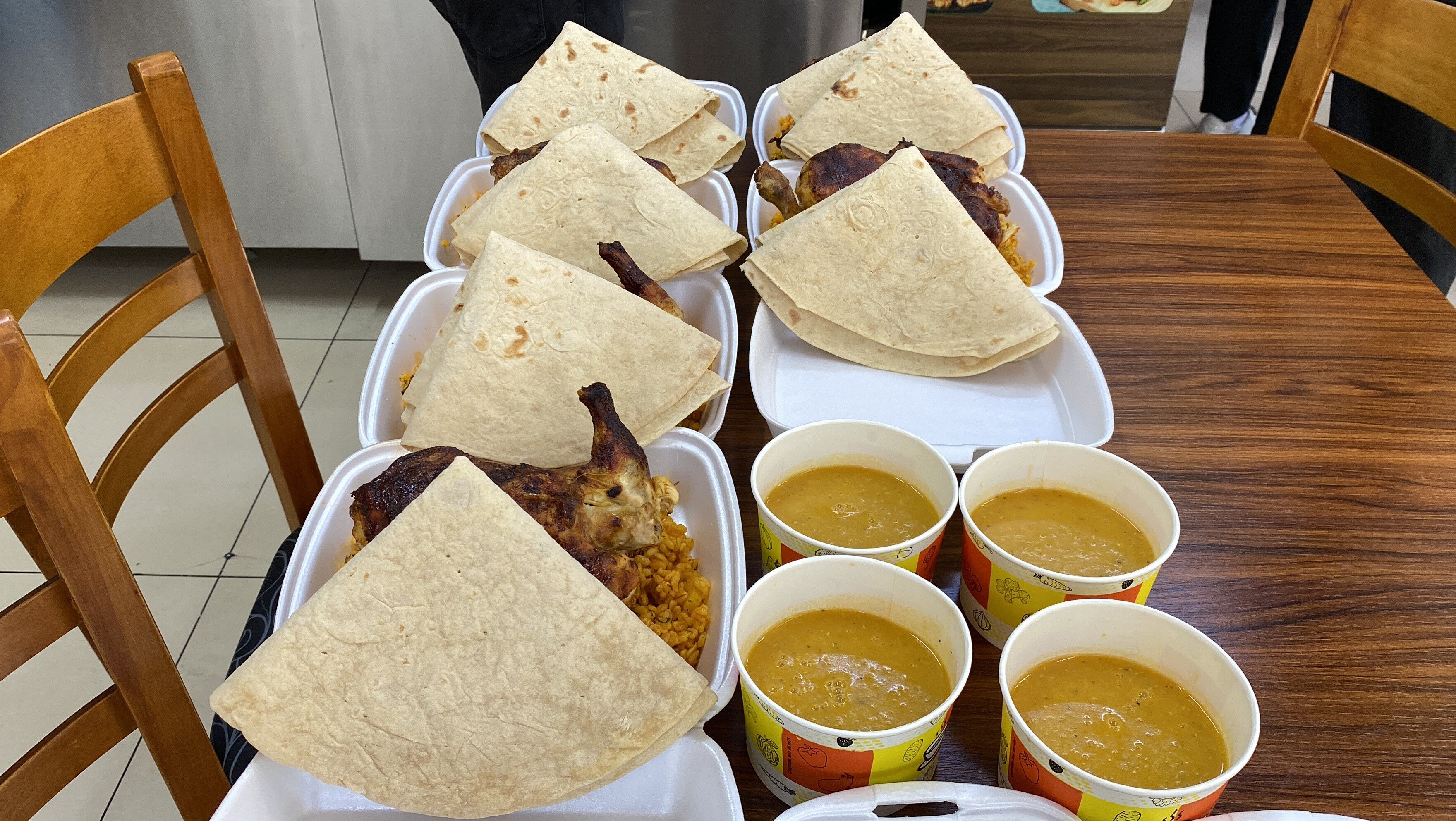 Askıda tavuk projesi her gün 1000 aileye ulaşacak! Kapı kapı dolaşıp iftarları şenlendiriyor - 2. Resim