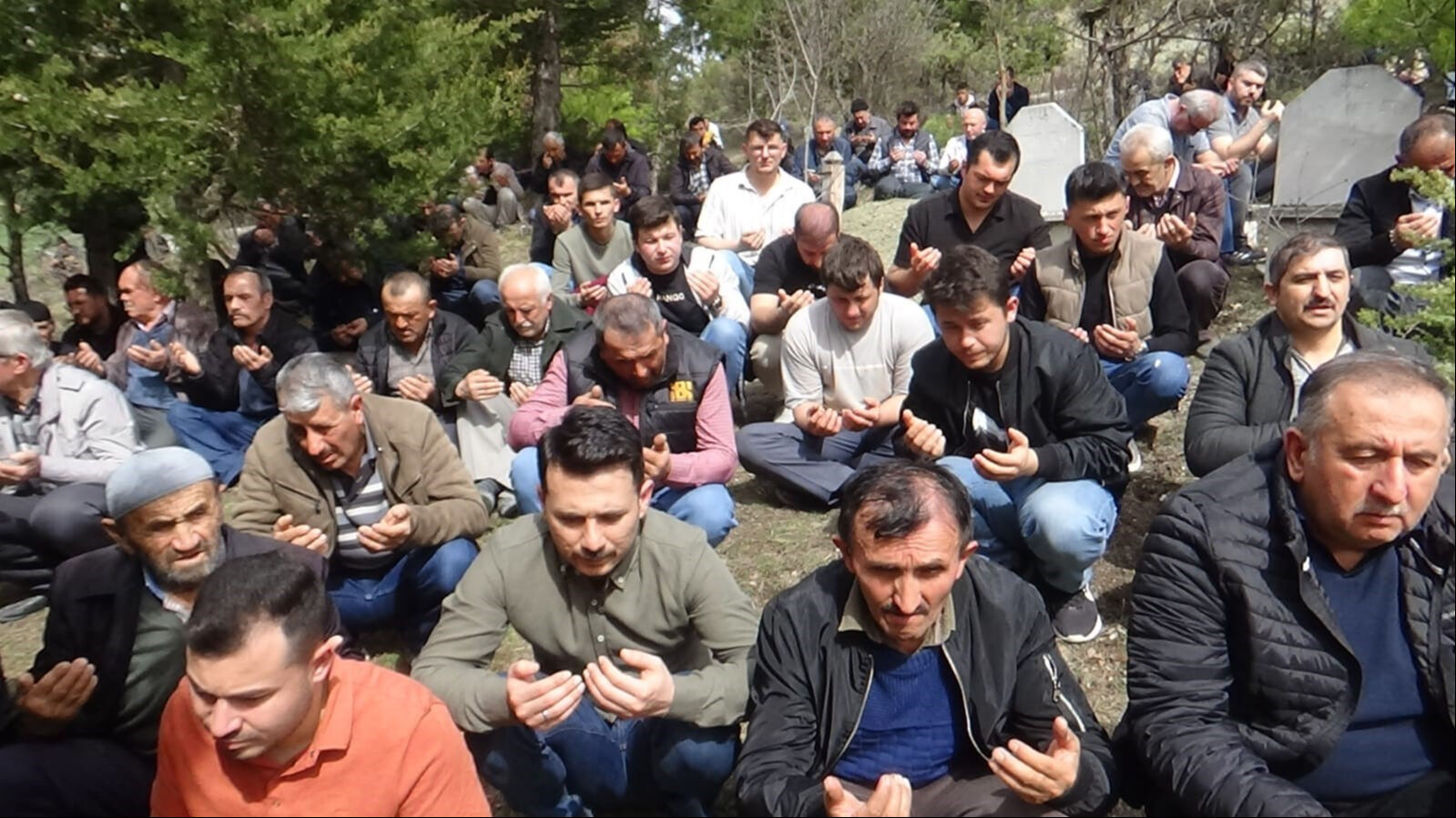 Bir köy onu çok sevdi, acı haberi duyan mezarına koştu! O detay herkesi ağlattı Bir köy onu çok sevdi, acı haberi duyan mezarına koştu! O detay herkesi ağlattı - 2. Resim