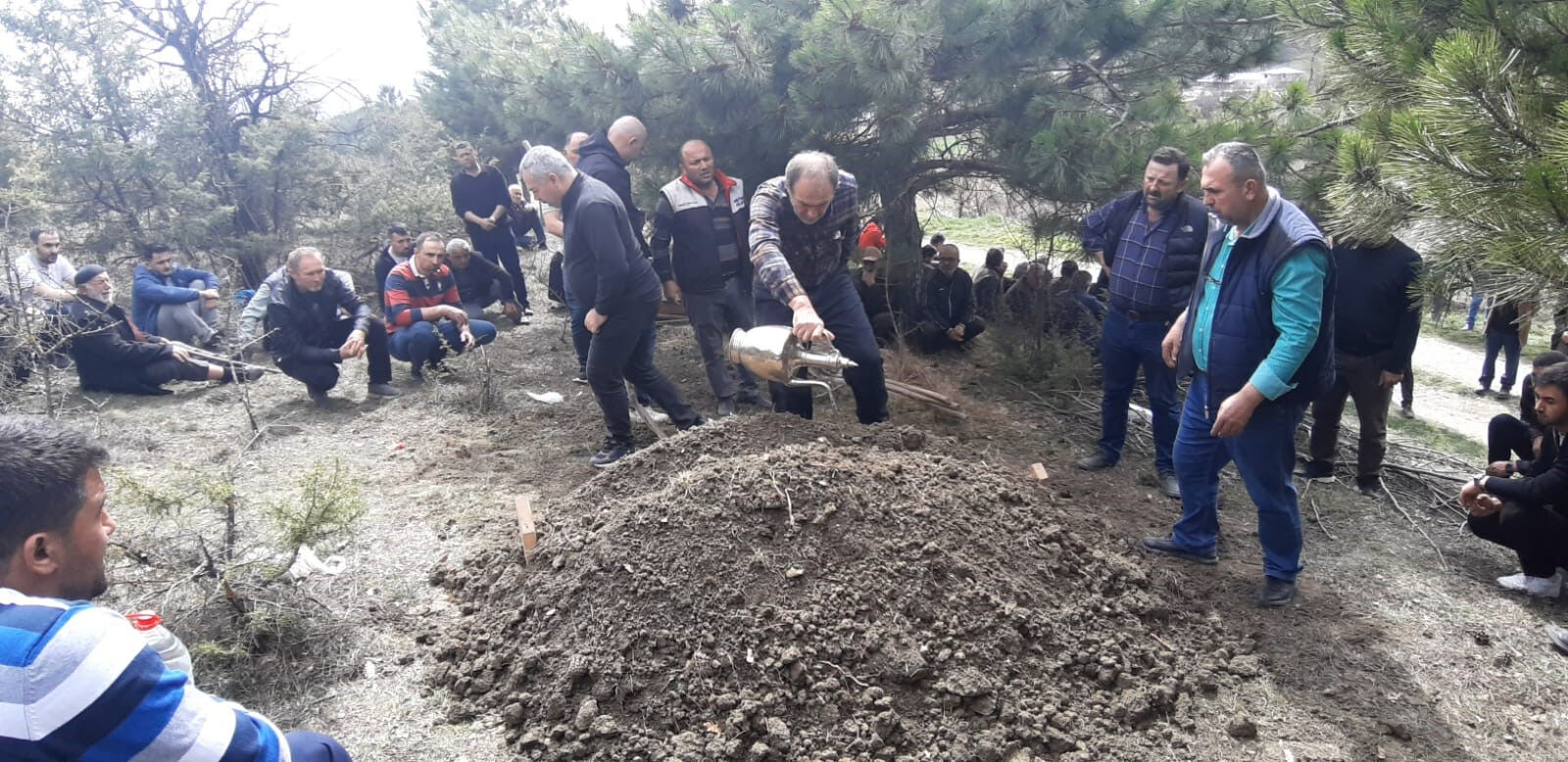 Bir köy onu çok sevdi, acı haberi duyan mezarına koştu! O detay herkesi ağlattı Bir köy onu çok sevdi, acı haberi duyan mezarına koştu! O detay herkesi ağlattı - 1. Resim