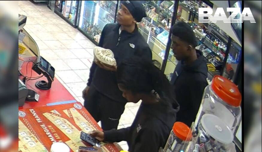 Böyle soygun görülmedi: Pitonlarla benzin istasyonunu bastılar - 1. Resim