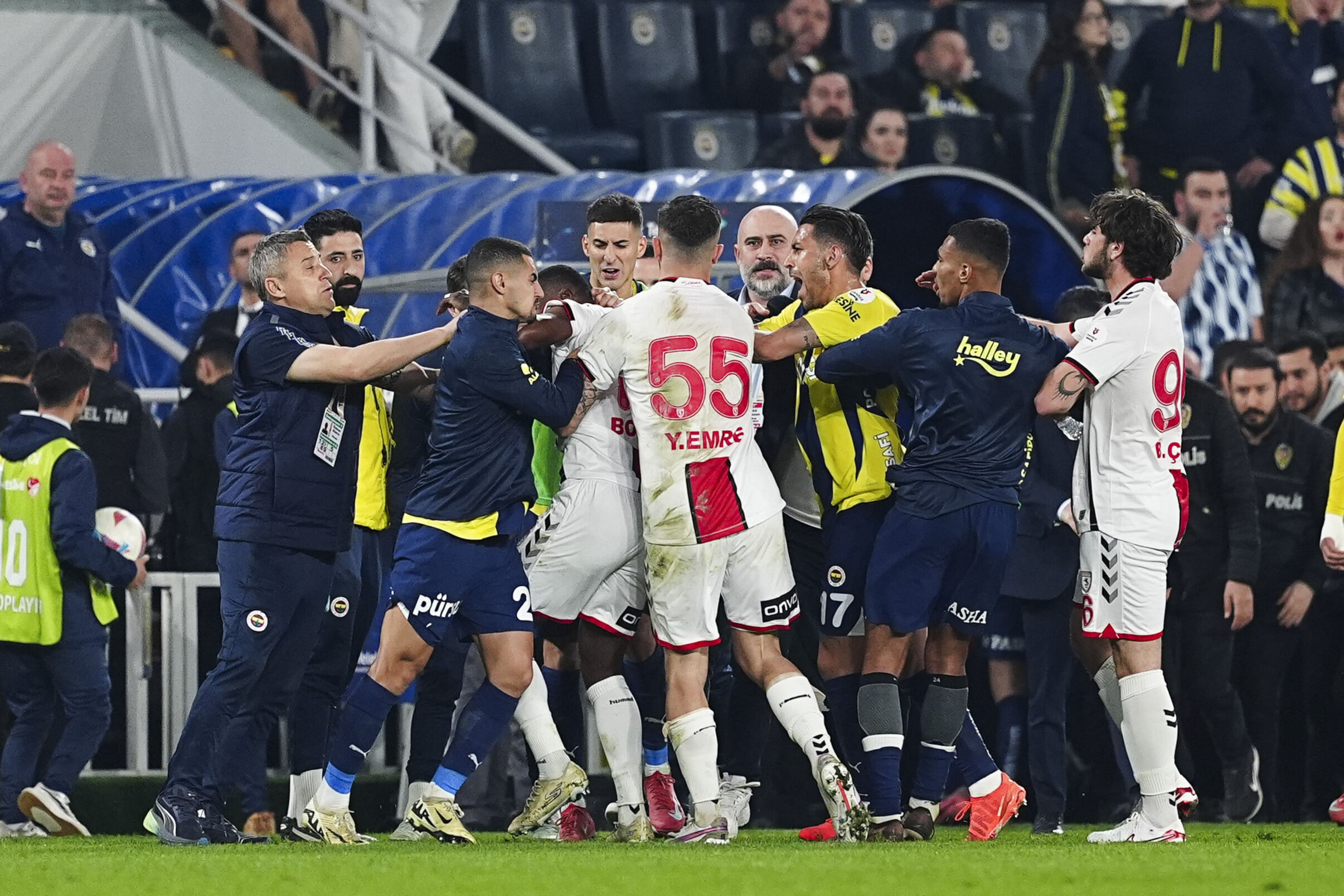 Fenerbahçe-Samsunspor maçının ardından ortalık karıştı! - 2. Resim
