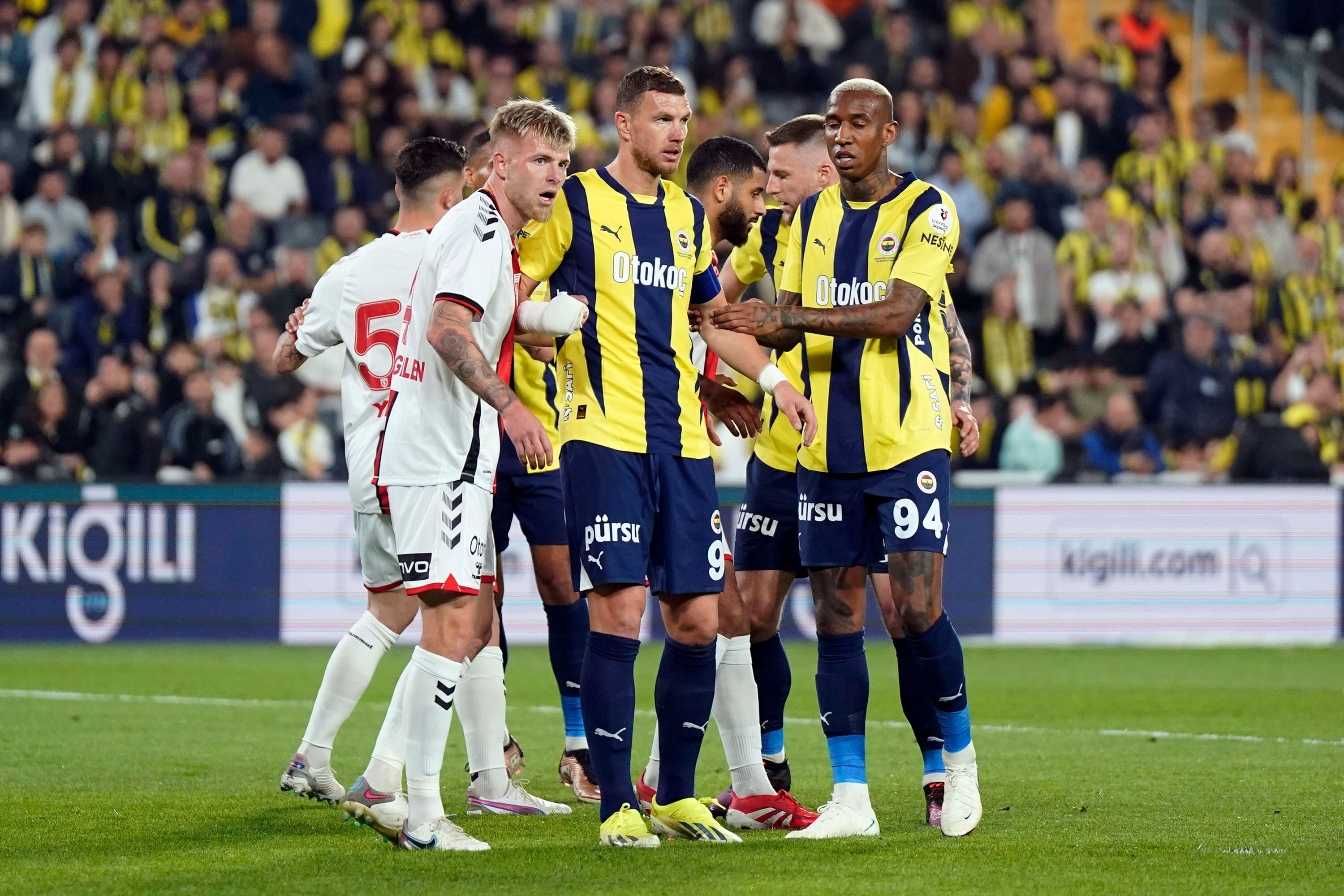 Darbe üstüne darbe! Fenerbahçe ligde de ağır yaralı Fenerbahçe, zirve mücadelesinde ağır yaralı! - 4. Resim