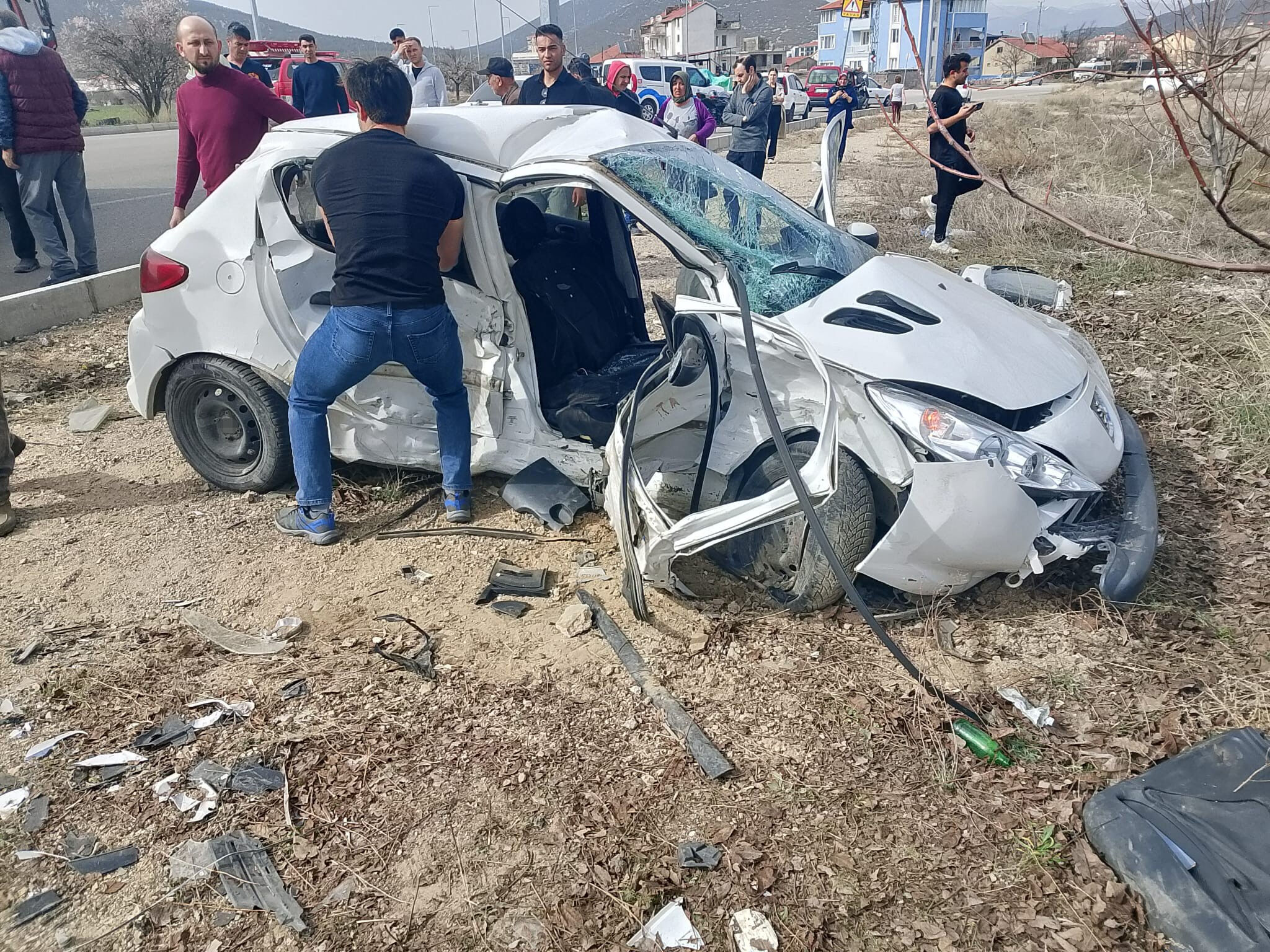 Katliam gibi kaza! İki otomobil kafa kafaya çarpıştı! Ölü ve yaralılar var Katliam gibi kaza! İki otomobil kafa kafaya çarpıştı! Ölü ve yaralılar var - 2. Resim