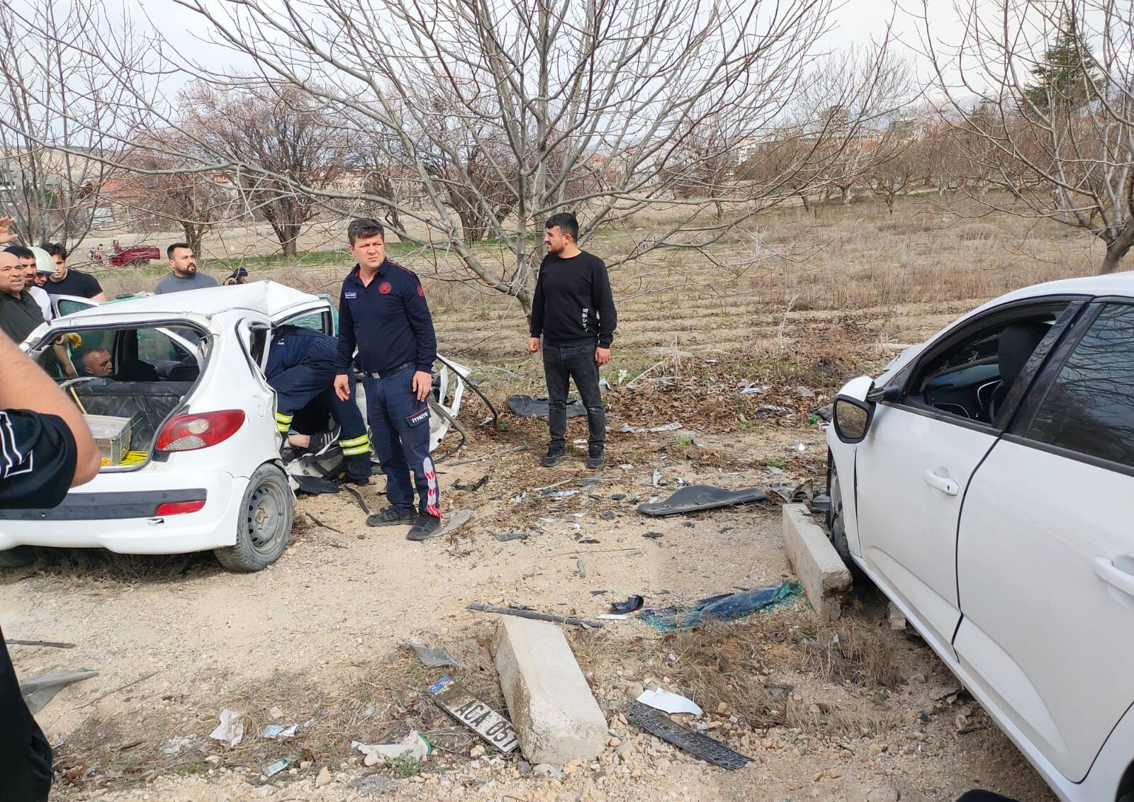 Katliam gibi kaza! İki otomobil kafa kafaya çarpıştı! Ölü ve yaralılar var Katliam gibi kaza! İki otomobil kafa kafaya çarpıştı! Ölü ve yaralılar var - 1. Resim