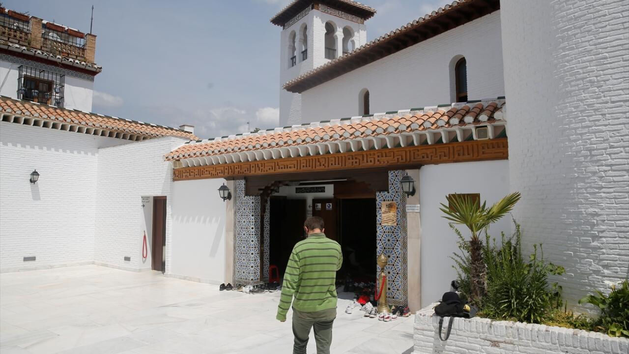 Montero ramazanda Müslüman oldu! Granada Ulu Camii'nden ayrılamıyor Montero ramazanda Müslüman oldu! Granada Ulu Camii'nden ayrılamıyor - 3. Resim