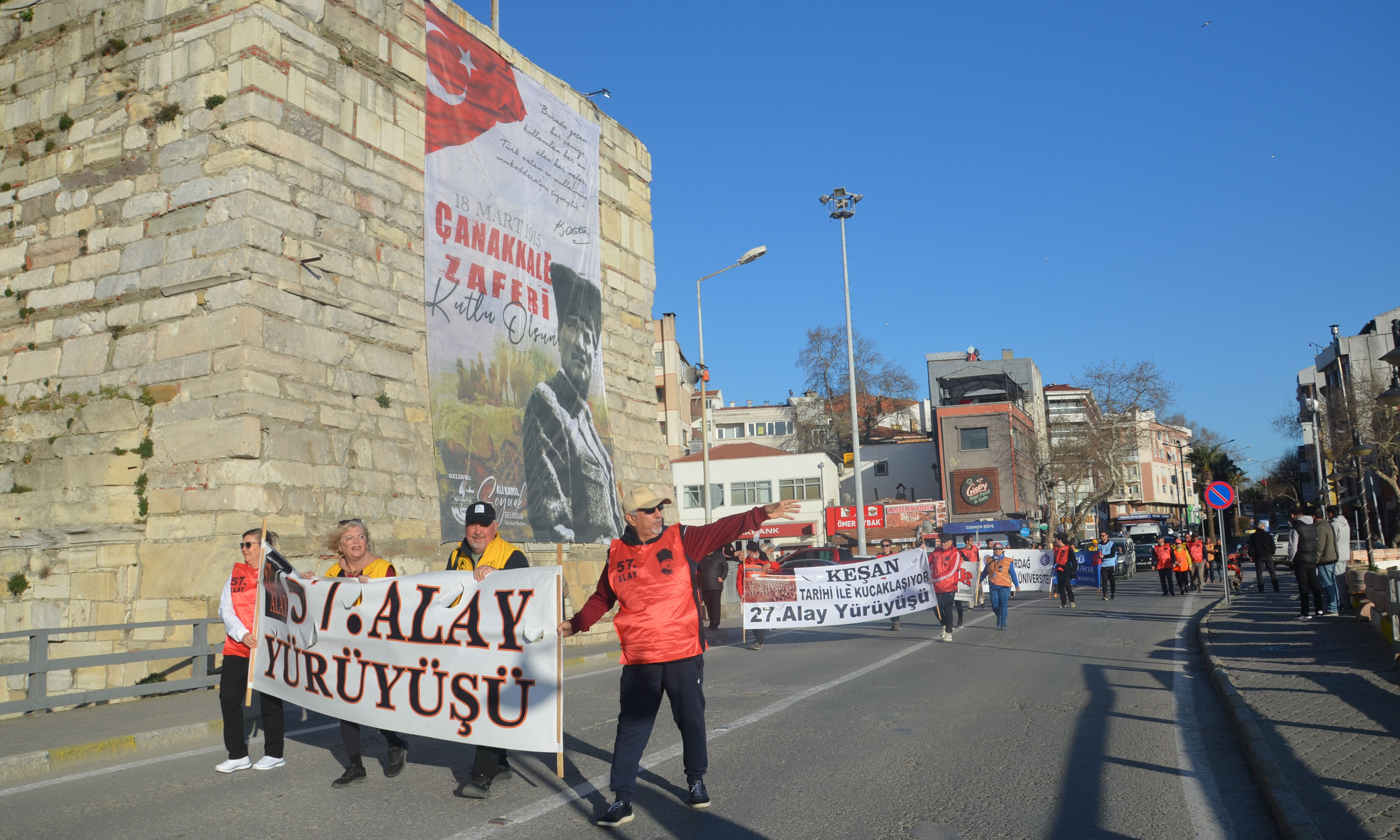 57. Alay şehitlerine vefa! Tekirdağ'dan yürüyerek Gelibolu'ya geldiler 57. Alay şehitlerine vefa! Tekirdağ'dan yürüyerek Gelibolu'ya geldiler - 1. Resim