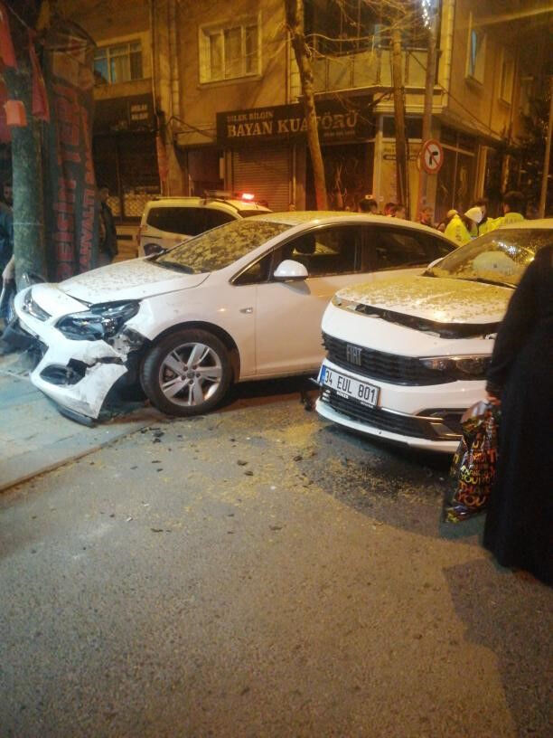 Bayrampaşa’da korku dolu anlar! Çarpışan iki araçtan biri kıraathaneye daldı Bayrampaşa’da korku dolu anlar! Çarpışan iki araçtan biri kıraathaneye daldı - 2. Resim