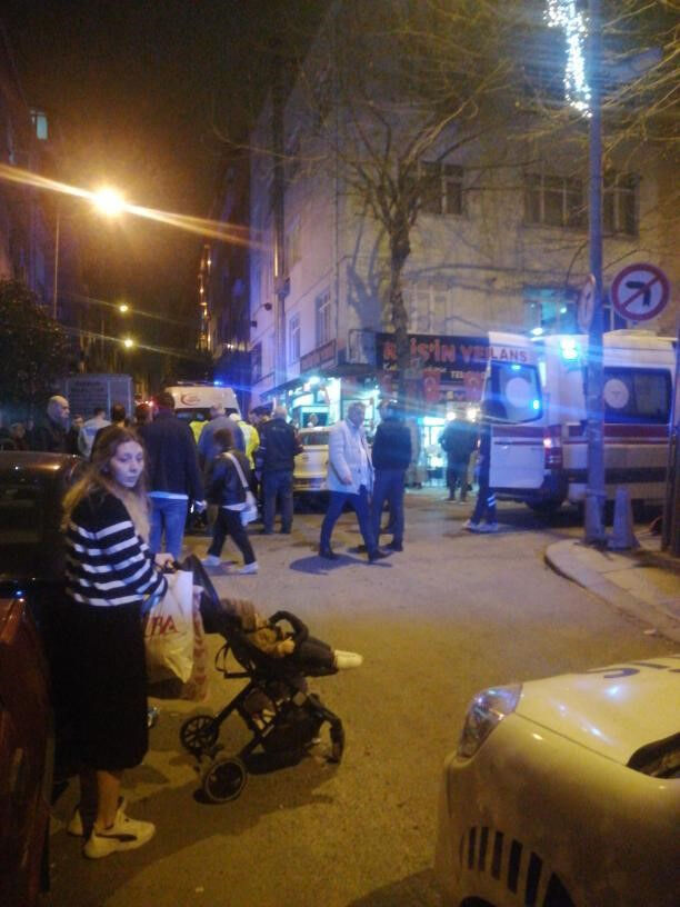 Bayrampaşa’da korku dolu anlar! Çarpışan iki araçtan biri kıraathaneye daldı Bayrampaşa’da korku dolu anlar! Çarpışan iki araçtan biri kıraathaneye daldı - 1. Resim