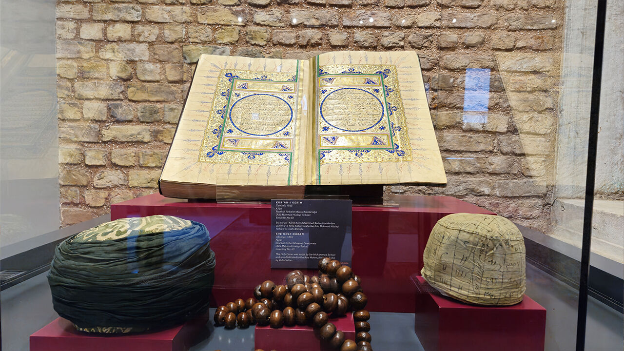 Depodan çıkan kutsal hazineler! 1925'te türbelerden alınan eserler sergide Depodan çıkan kutsal hazineler! 1925'te türbelerden alınan eserler sergide - 2. Resim