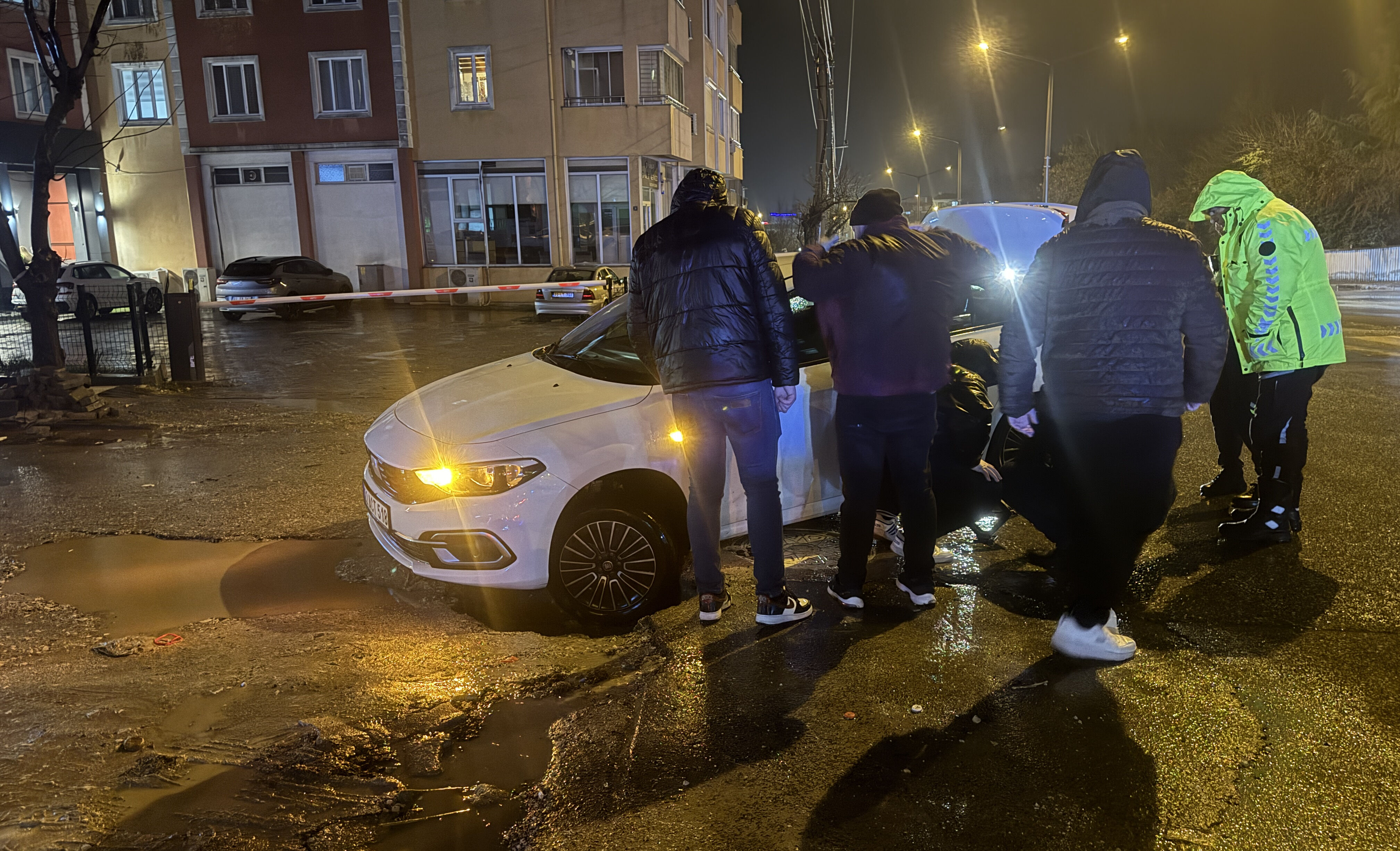 Edirne'yi şiddetli sağanak vurdu: Ağaçlar devrildi, caddeler göle döndü - 2. Resim