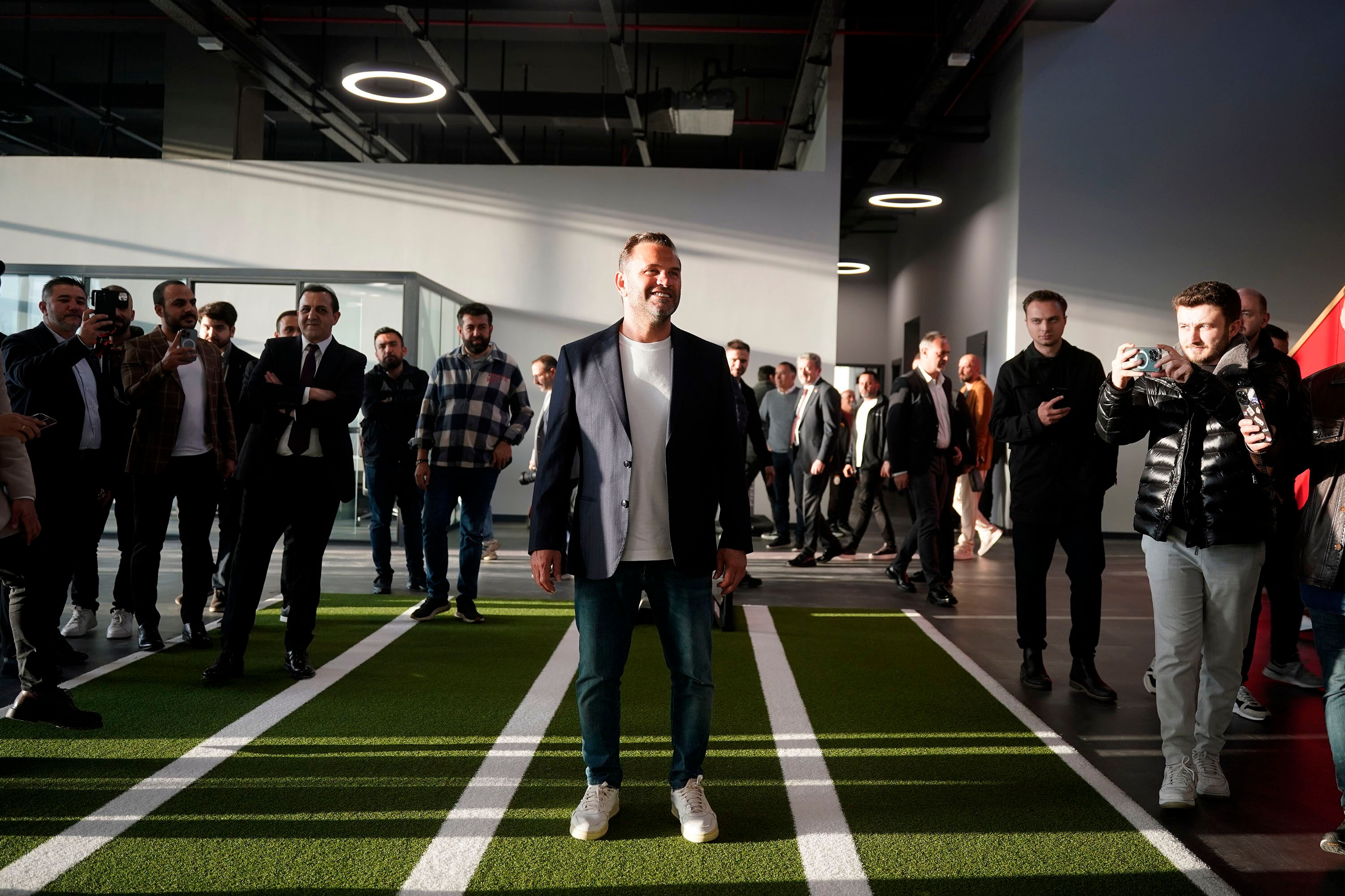 Galatasaray'ın yeni evi basına tanıtıldı! Galatasaray'ın yeni evi basına tanıtıldı! - 1. Resim