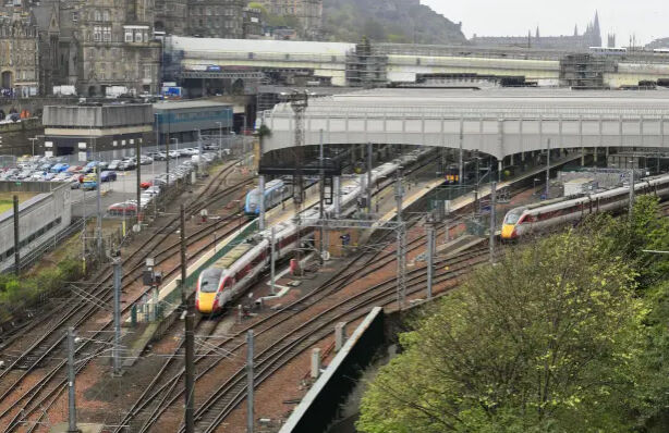 18 yaşındaki gencin korkunç ölümü! Silahlı çeteden kaçarken elektrik akımına kapıldı Genç çocuk faciayı yaşadı! Silahlı çeteden kaçarken elektrik akımına kapıldı - 1. Resim