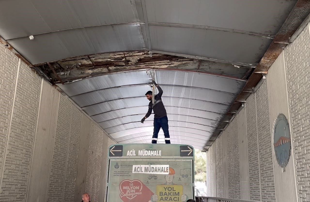 İBB'ye ait alt geçitte korkutan anlar! Tavandan düşen parçalar araçlara isabet etti - 1. Resim