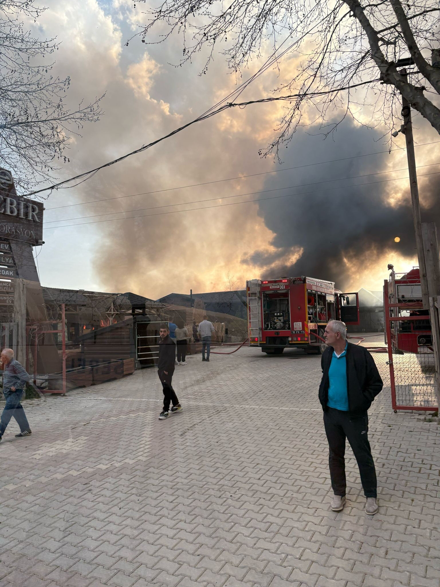 İş yeri sahiplerinden polise skandal saldırı İş yeri sahiplerinden polise skandal saldırı - 2. Resim