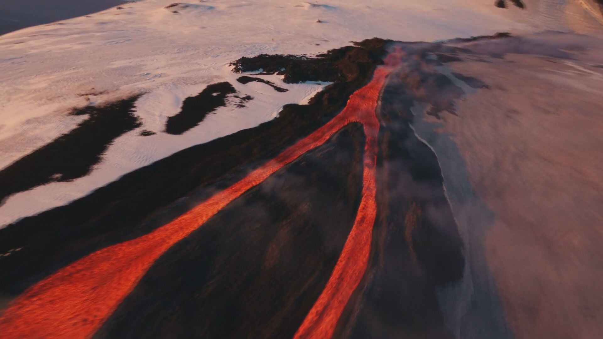 İzleyenlere görsel şölen yaşattı! Yanardağ patlarken o kayak yaptı - 4. Resim